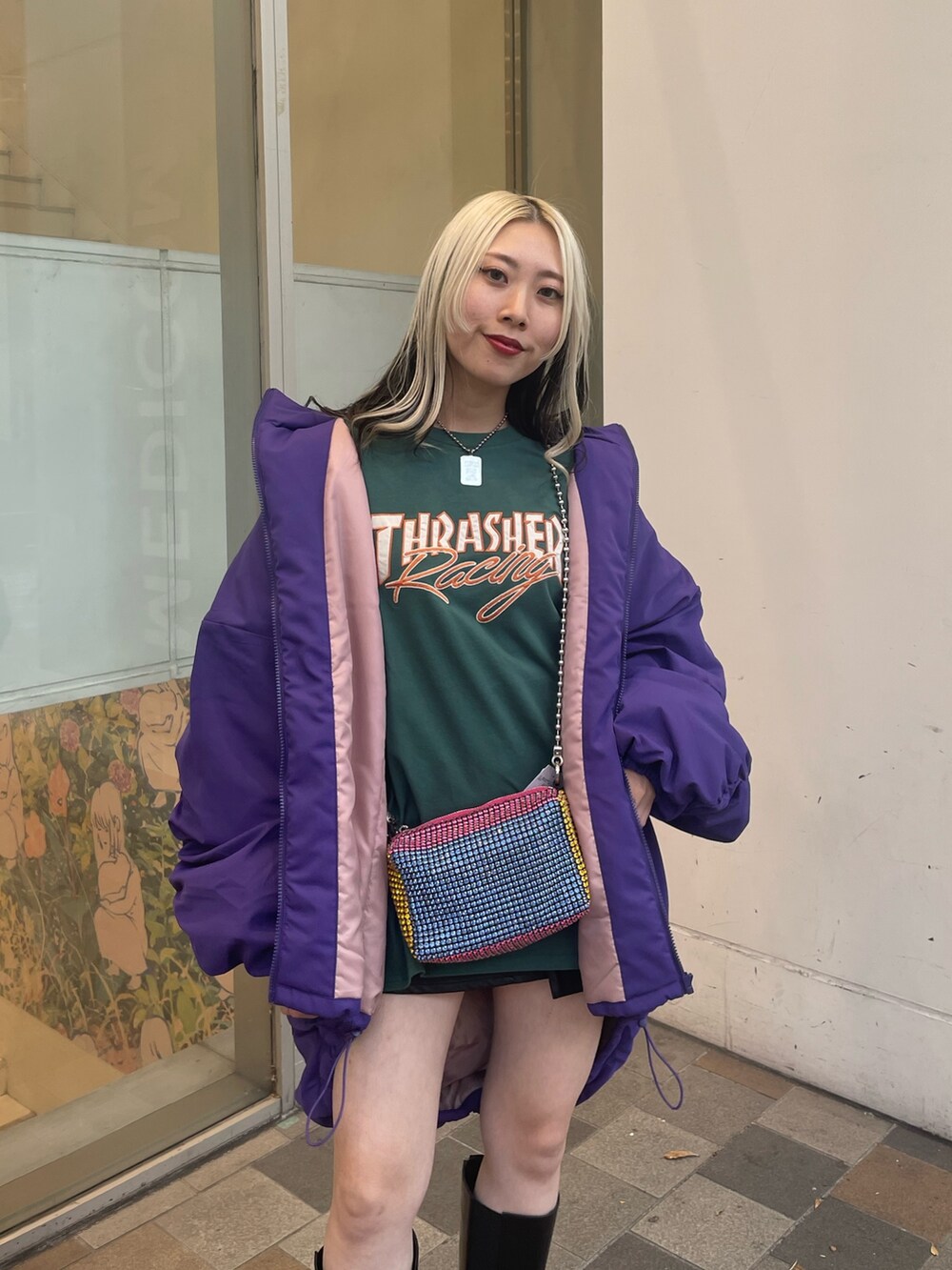 グリーン系のTシャツ/カットソー、その他のショルダーバッグ、ブラック系のその他パンツを着用したレディースの秋コーディネートの5枚目の写真