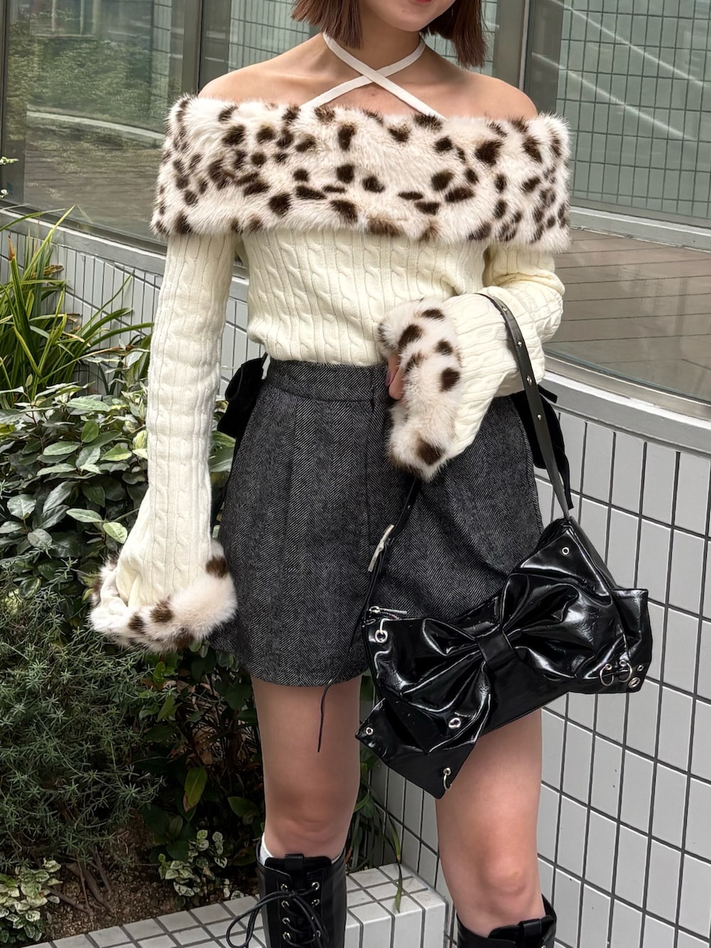 グレー系のその他パンツ、ホワイト系のニット/セーター、ブラック系のショルダーバッグを着用したレディースの秋コーディネートの8枚目の写真