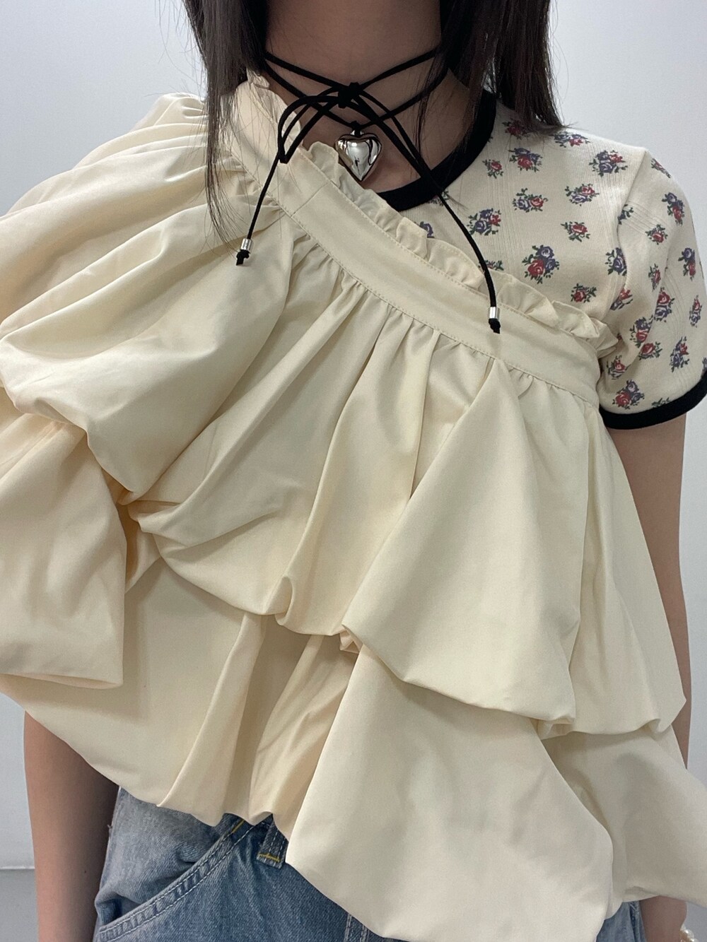 ブルー系のデニムパンツ、ホワイト系のスカート、ホワイト系のTシャツ/カットソーを着用したレディースの春コーディネートの8枚目の写真