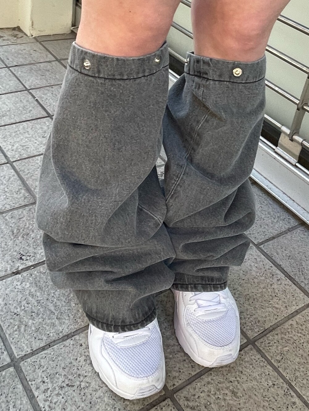 ホワイト系のタンクトップ、ブラック系のデニムパンツ、ピンク系のトートバッグを着用したレディースの春コーディネートの9枚目の写真