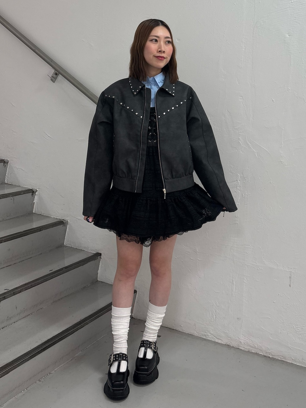 ブラック系のワンピース、ブルー系のシャツ/ブラウス、ブラック系のブルゾンを着用したレディースの冬コーディネートの2枚目の写真