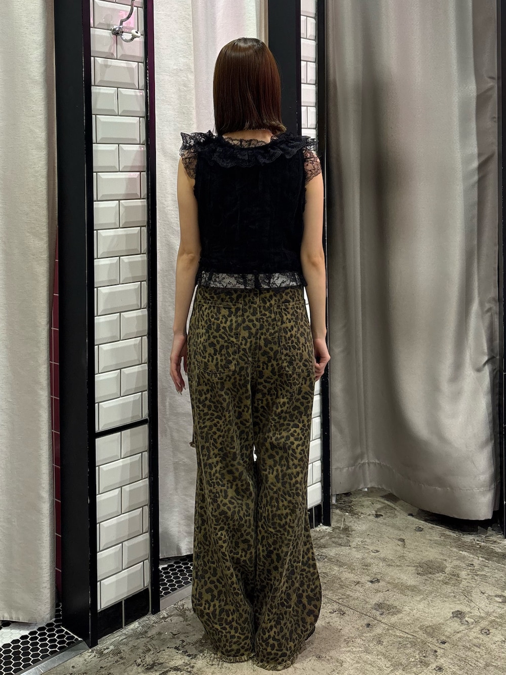 ブラウン系のその他パンツ、ブラック系のベスト、ブラック系のタンクトップを着用したレディースの夏コーディネートの4枚目の写真