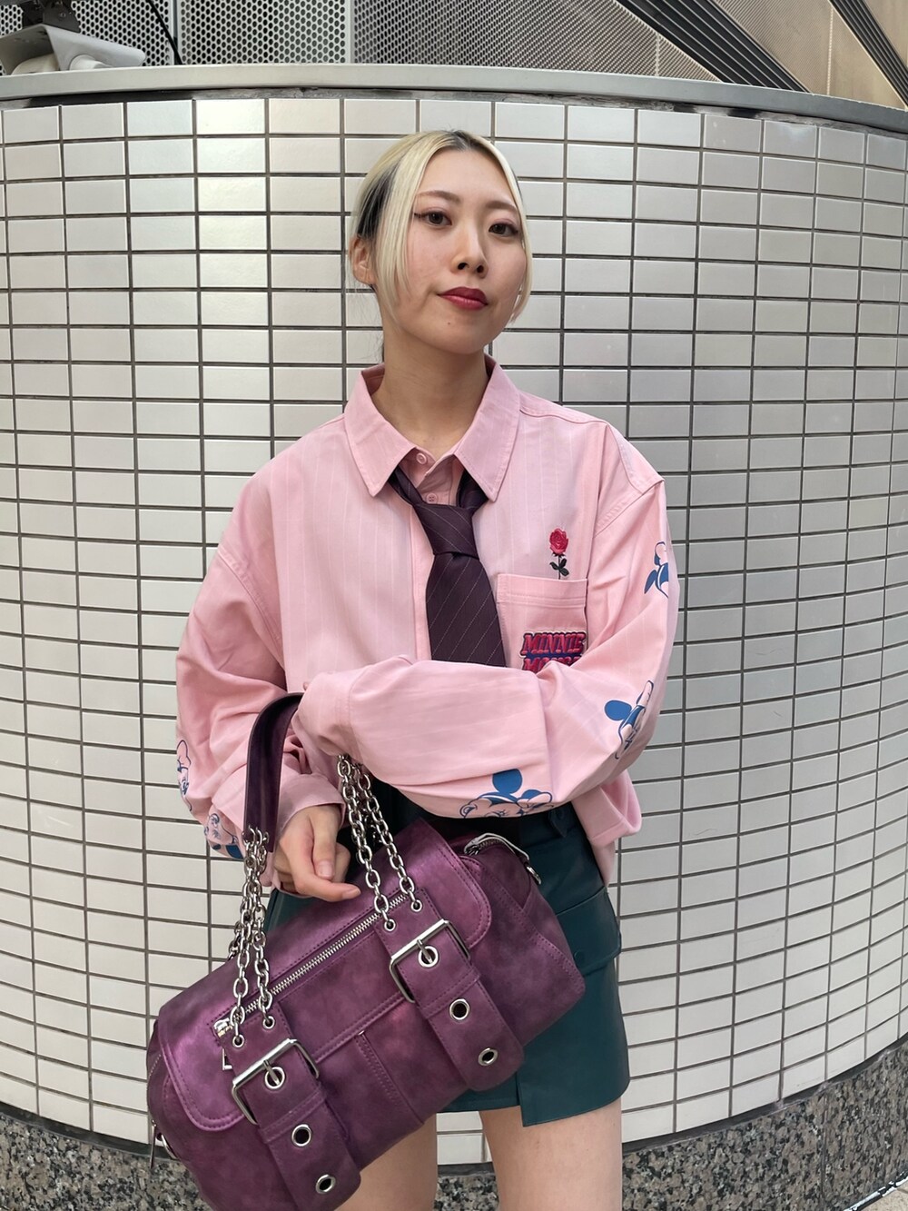 ブルー系のその他パンツ、レッド系のMA-1、レッド系のネクタイを着用したレディースの秋コーディネートの7枚目の写真