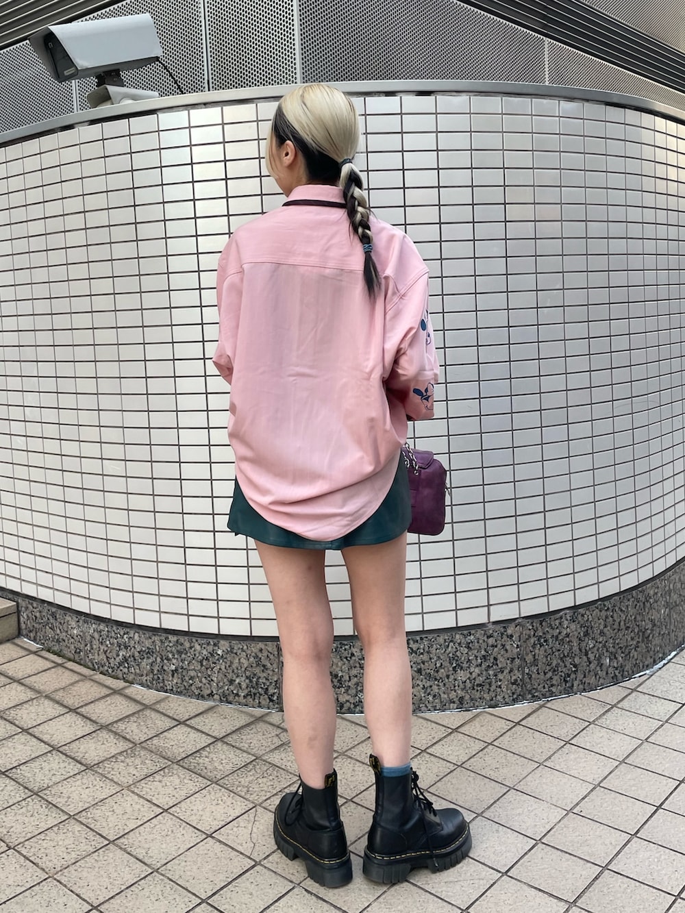 ブルー系のその他パンツ、レッド系のMA-1、レッド系のネクタイを着用したレディースの秋コーディネートの6枚目の写真