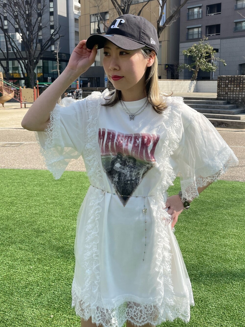 ホワイト系のワンピース、シルバー系のベルト、シルバー系のネックレスを着用したレディースの春コーディネートの5枚目の写真