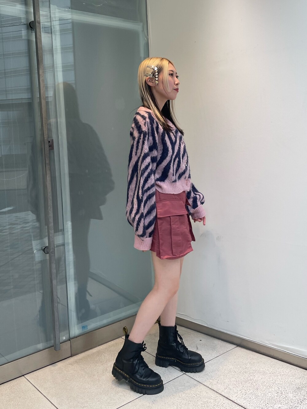 ピンク系のカーディガン/ボレロ、ピンク系のその他パンツを着用したレディースの秋コーディネートの3枚目の写真