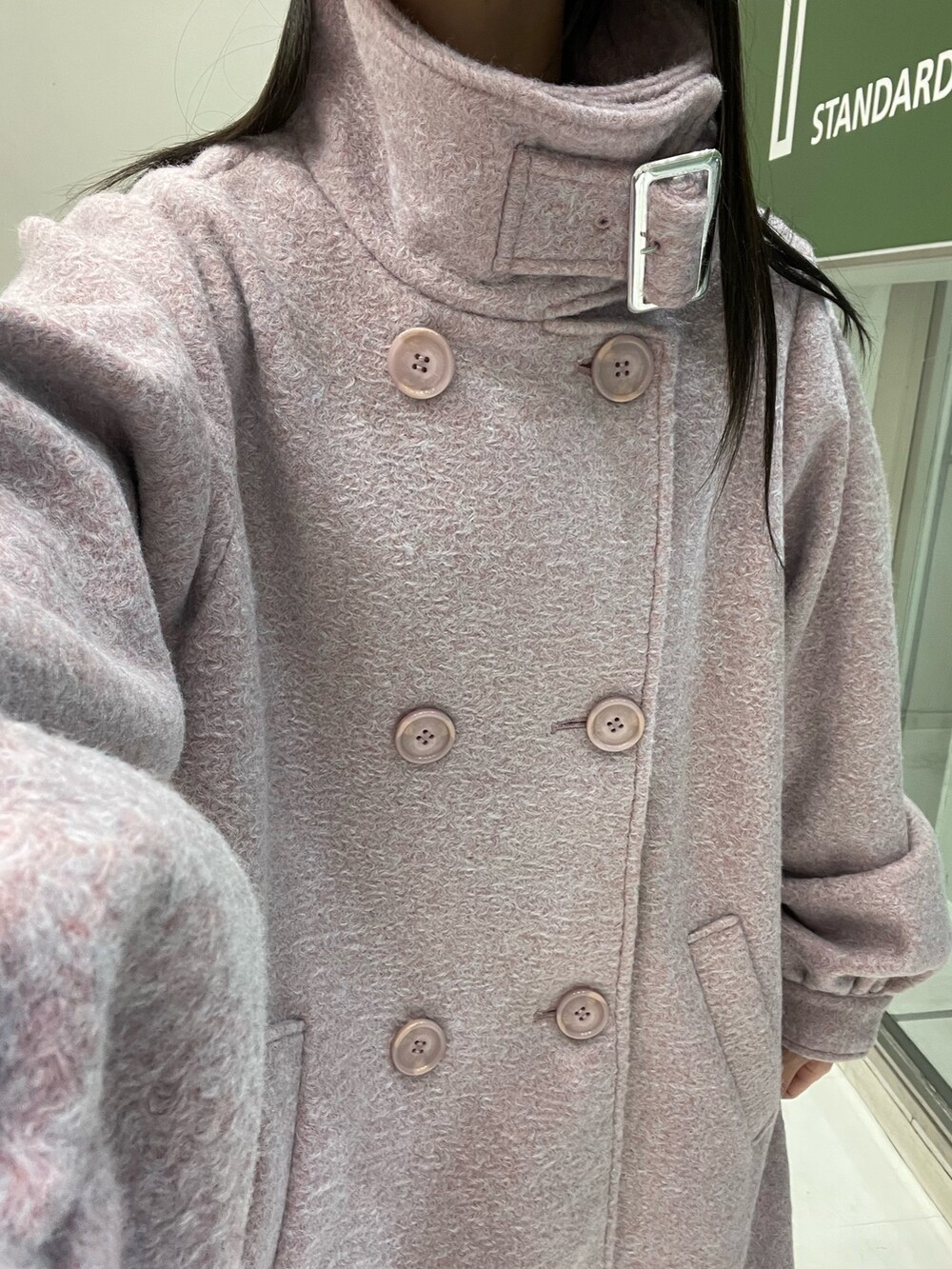 ピンク系のその他アウター、グレー系のワンピース、ブラック系のチョーカーを着用したレディースの秋コーディネートの10枚目の写真