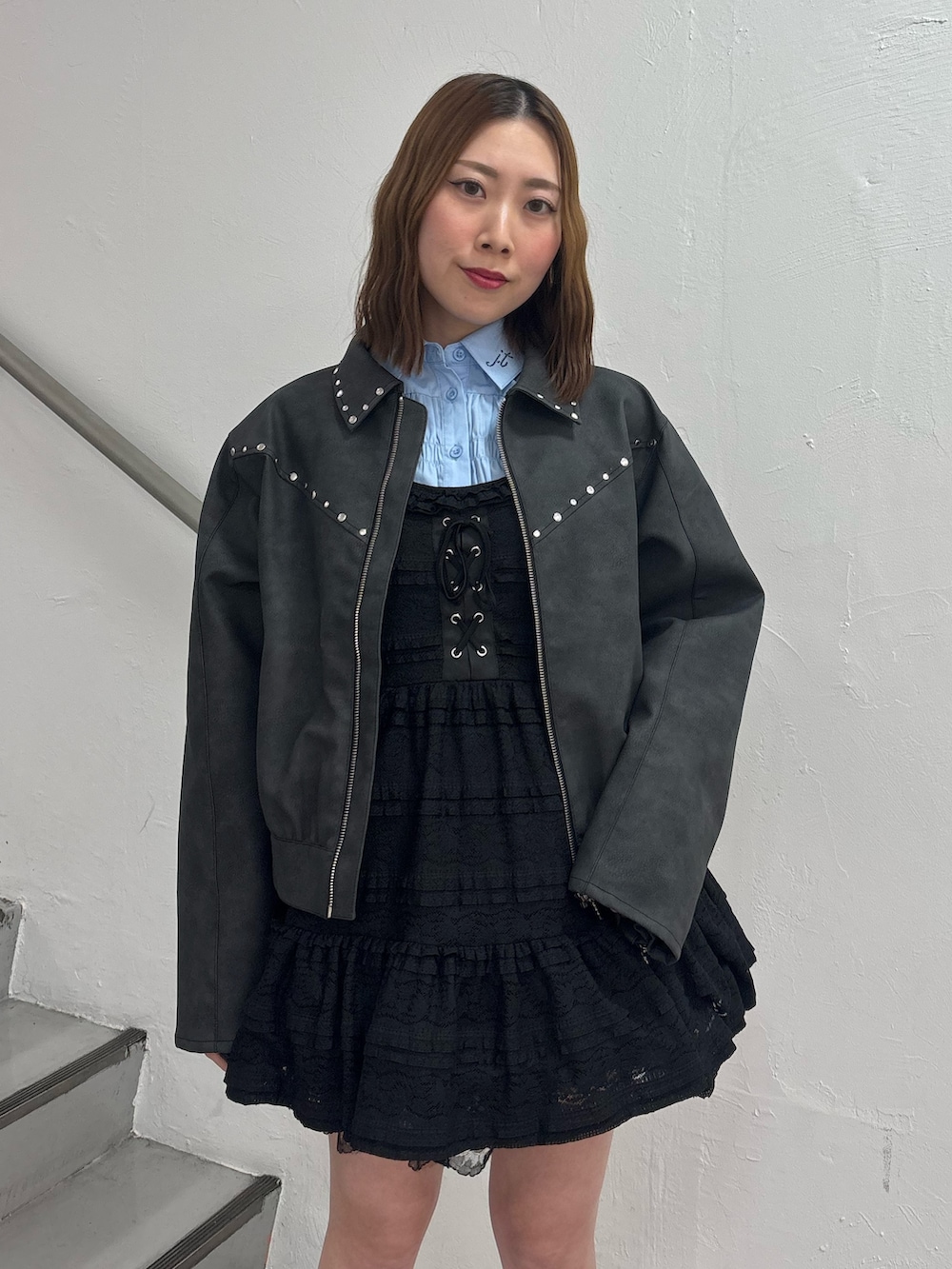 ブラック系のワンピース、ブルー系のシャツ/ブラウス、ブラック系のブルゾンを着用したレディースの冬コーディネートの7枚目の写真