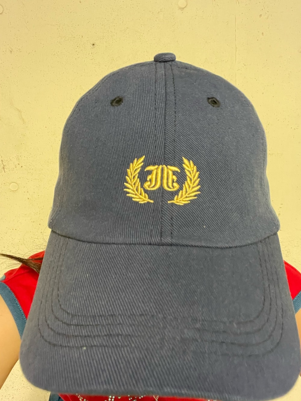 ブルー系のその他パンツ、レッド系のTシャツ/カットソー、ブラック系のブーツを着用したレディースの夏コーディネートの9枚目の写真