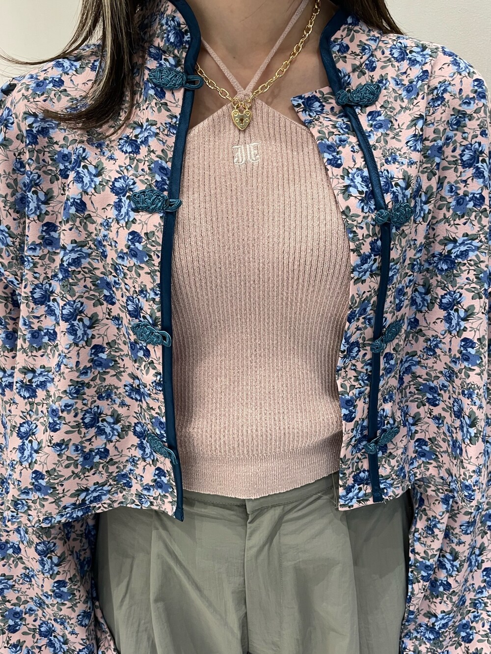 ピンク系のシャツ/ブラウス、ピンク系のアンサンブル、グレー系のその他パンツを着用したレディースの春コーディネートの7枚目の写真