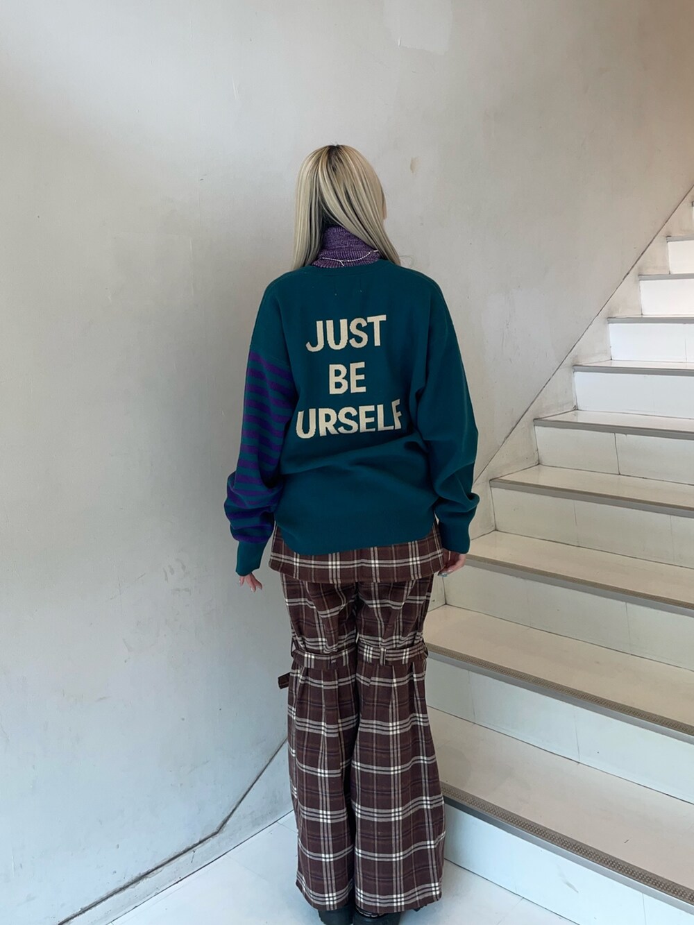 ブルー系のニット/セーター、パープル系のニット/セーター、ブラウン系のその他パンツを着用したレディースの秋コーディネートの3枚目の写真