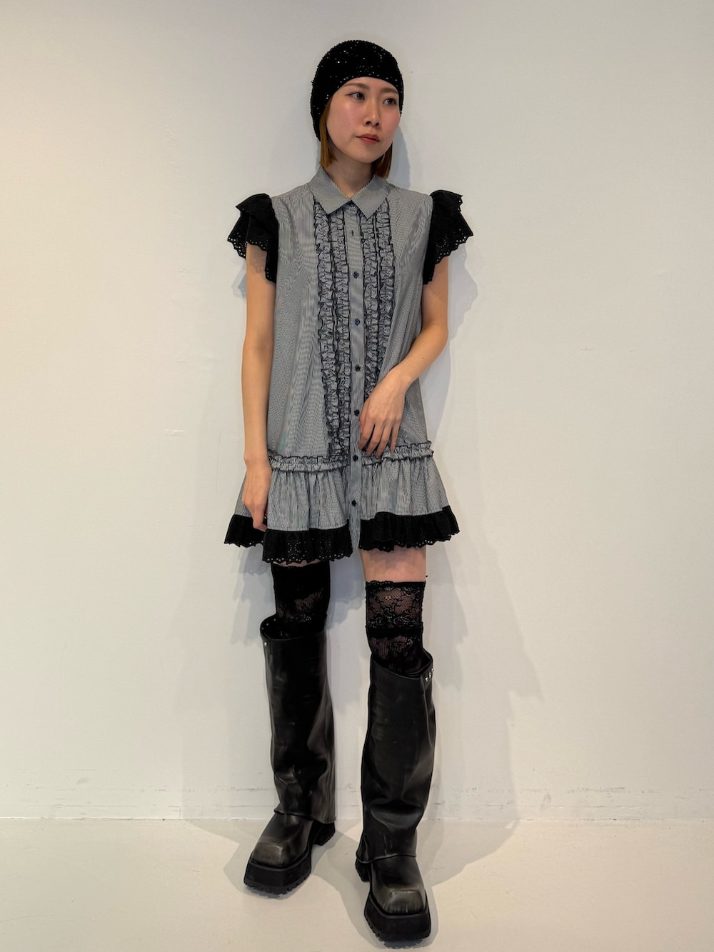 ブラック系のシャツ/ブラウスを着用したレディースの春コーディネートの2枚目の写真