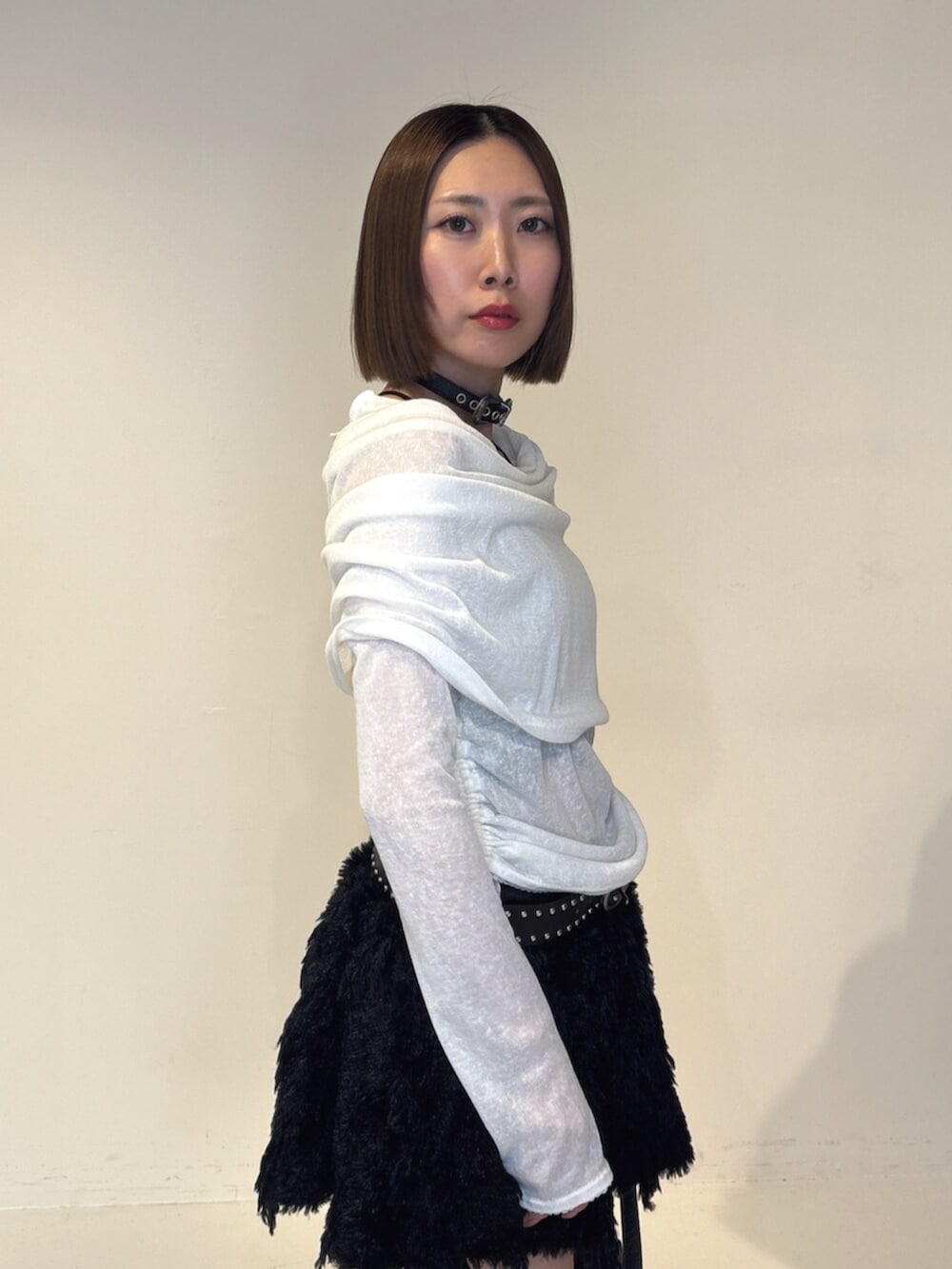 ブラック系のボストンバッグ、ホワイト系のTシャツ/カットソー、ブラック系のスカートを着用したレディースの夏コーディネートの6枚目の写真