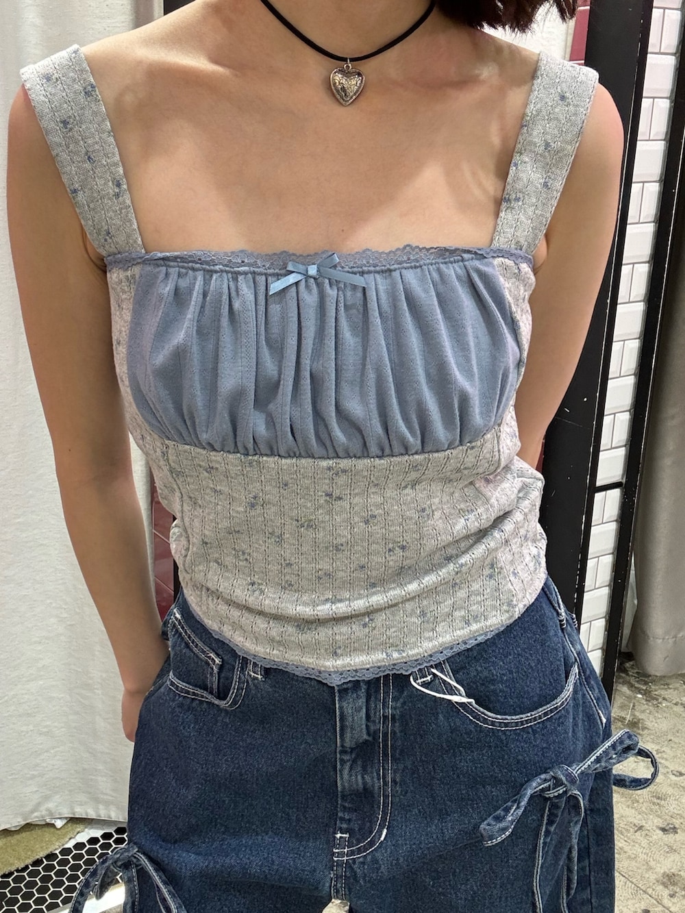 ブルー系のデニムパンツ、グレー系のキャミソール、シルバー系のパンプスを着用したレディースの春コーディネートの9枚目の写真