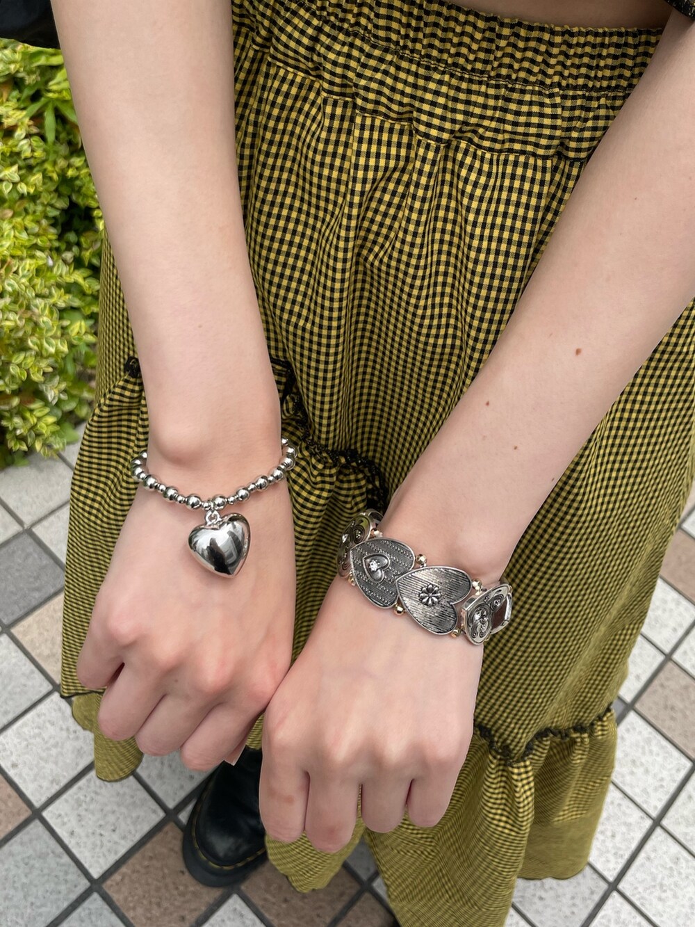 イエロー系のスカート、イエロー系のシャツ/ブラウス、ブラック系のショルダーバッグを着用したレディースの夏コーディネートの9枚目の写真