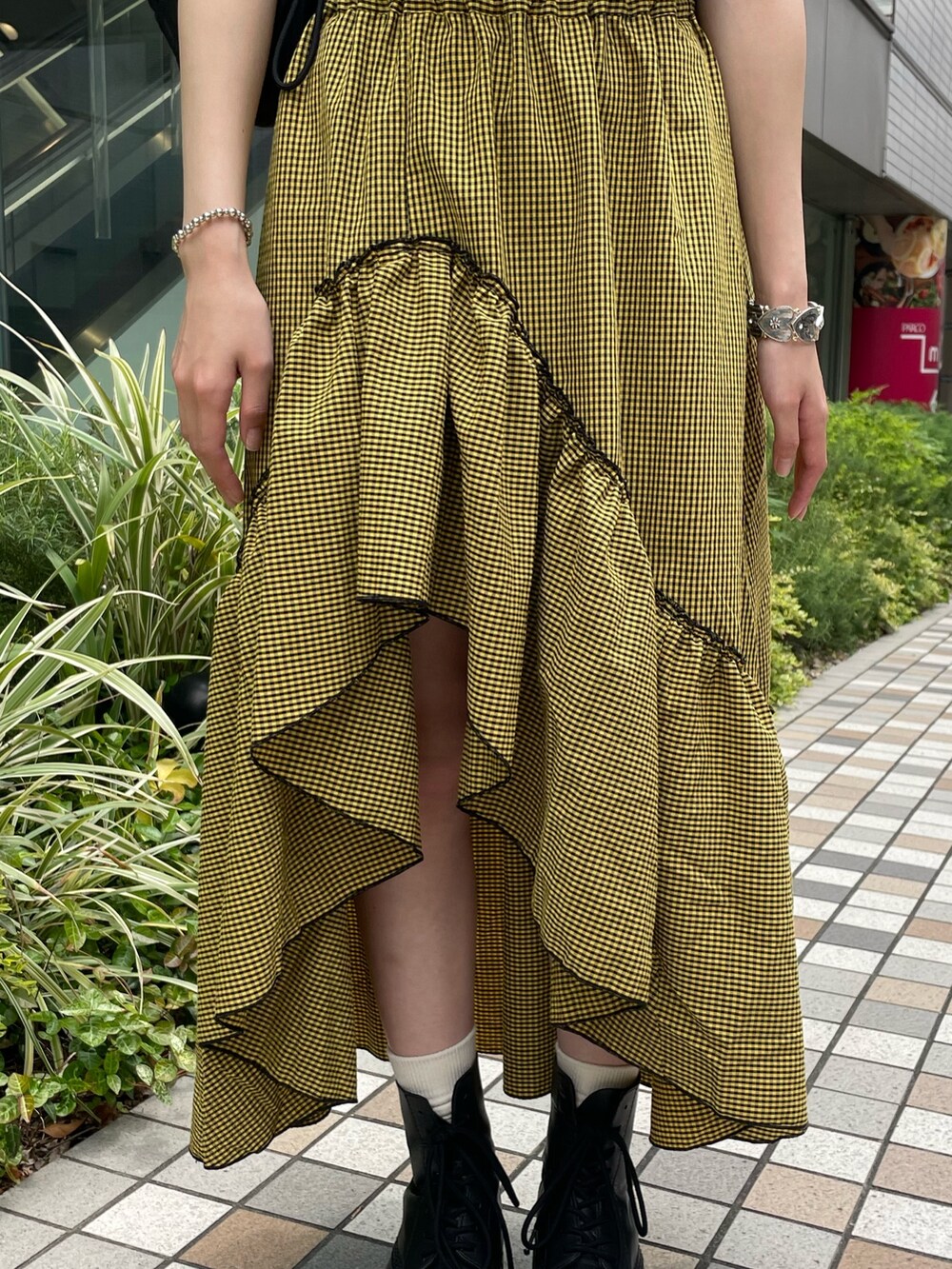 イエロー系のスカート、イエロー系のシャツ/ブラウス、ブラック系のショルダーバッグを着用したレディースの夏コーディネートの8枚目の写真