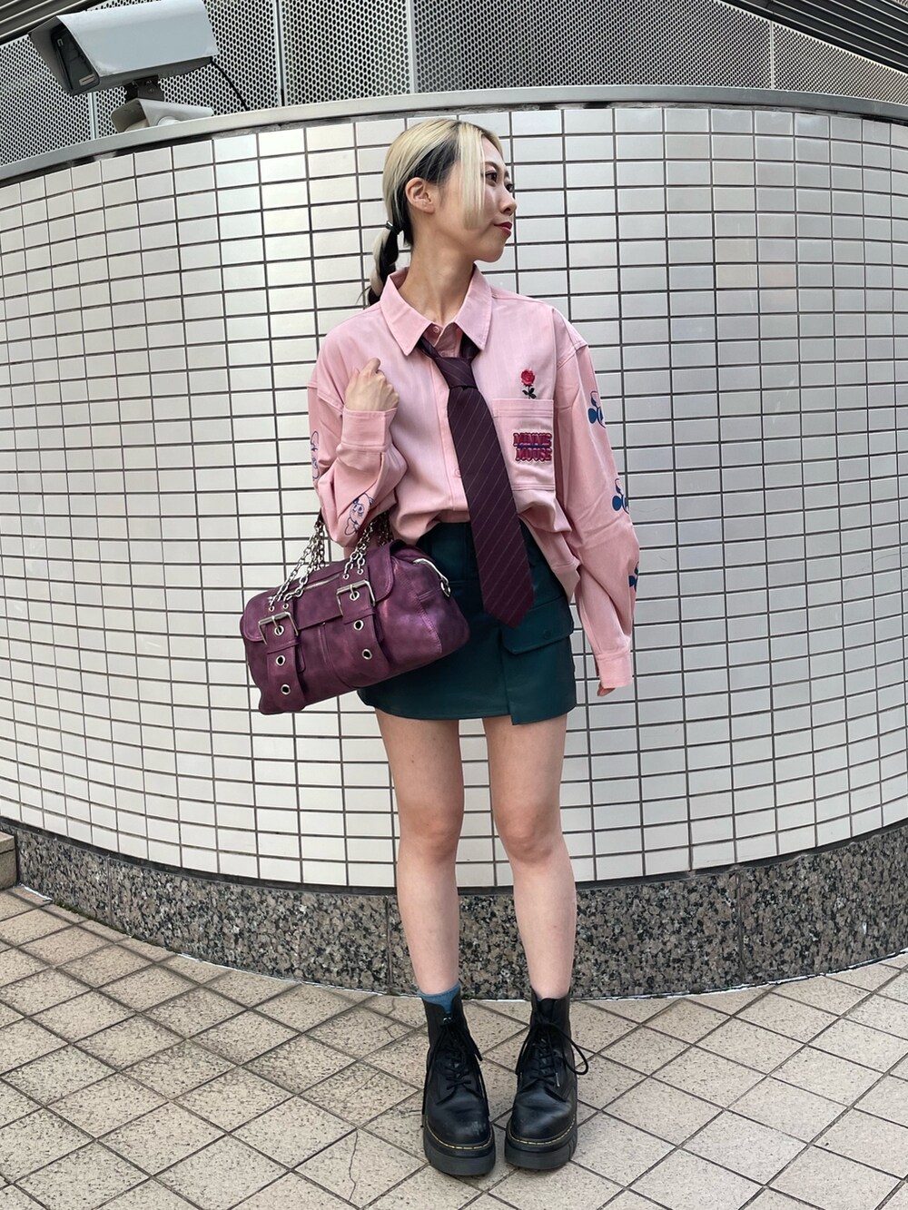 ブルー系のその他パンツ、レッド系のMA-1、レッド系のネクタイを着用したレディースの秋コーディネートの5枚目の写真