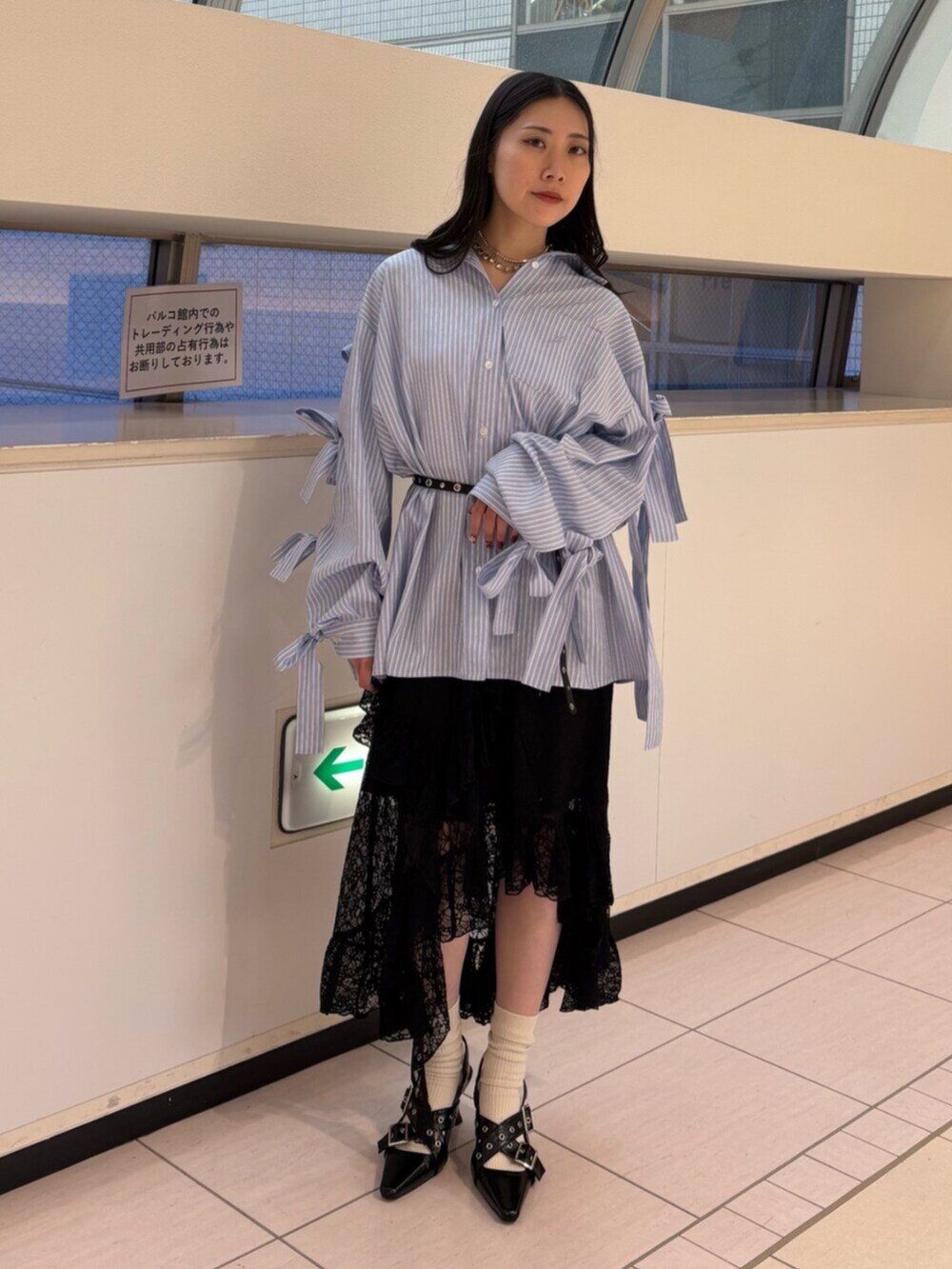 ブラック系のスカート、ブルー系のシャツ/ブラウス、ブラック系のパンプスを着用したレディースの冬コーディネートの3枚目の写真