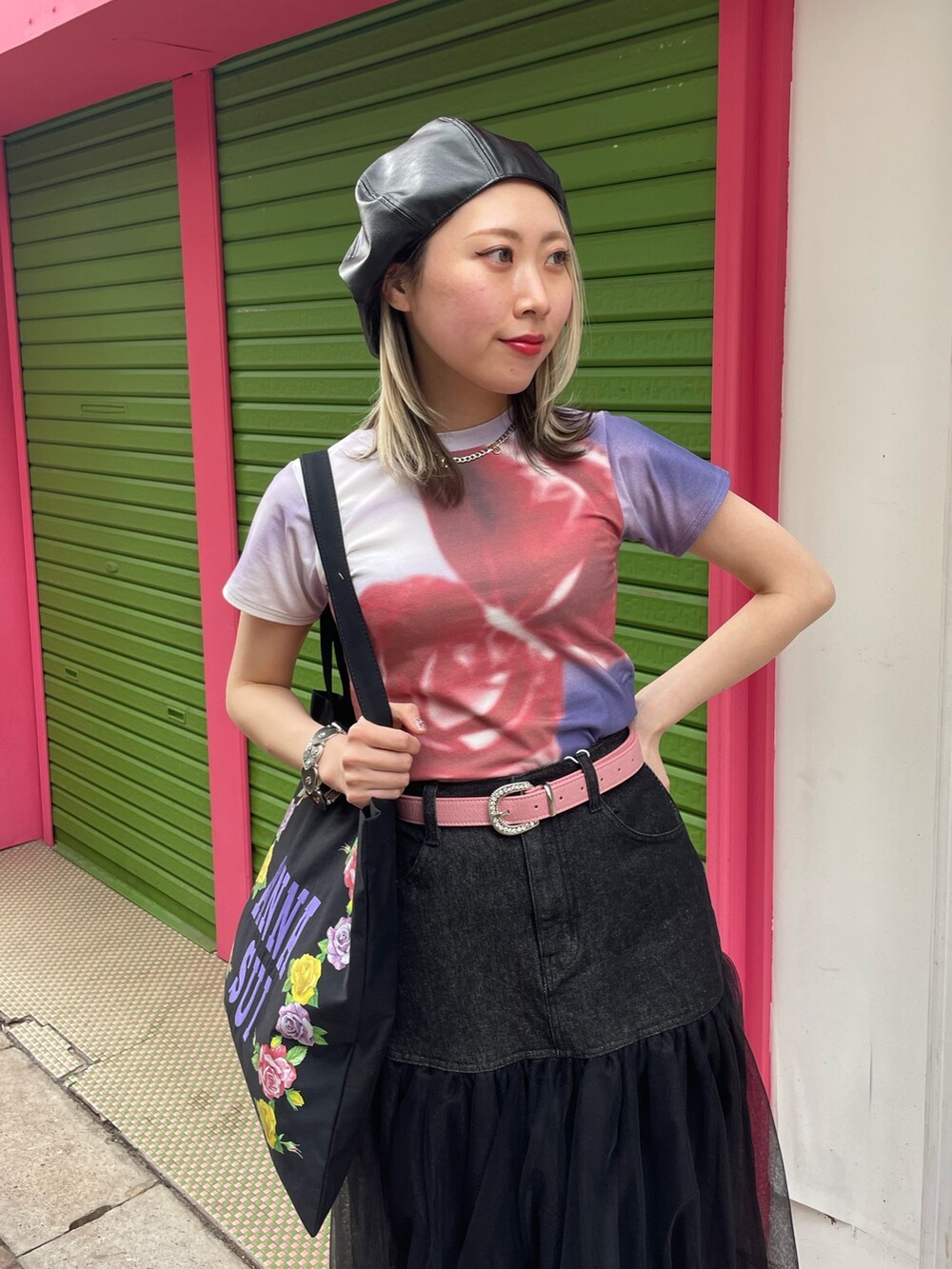 ブラック系のスカート、ブラック系のトートバッグ、パープル系のTシャツ/カットソーを着用したレディースの春コーディネートの5枚目の写真