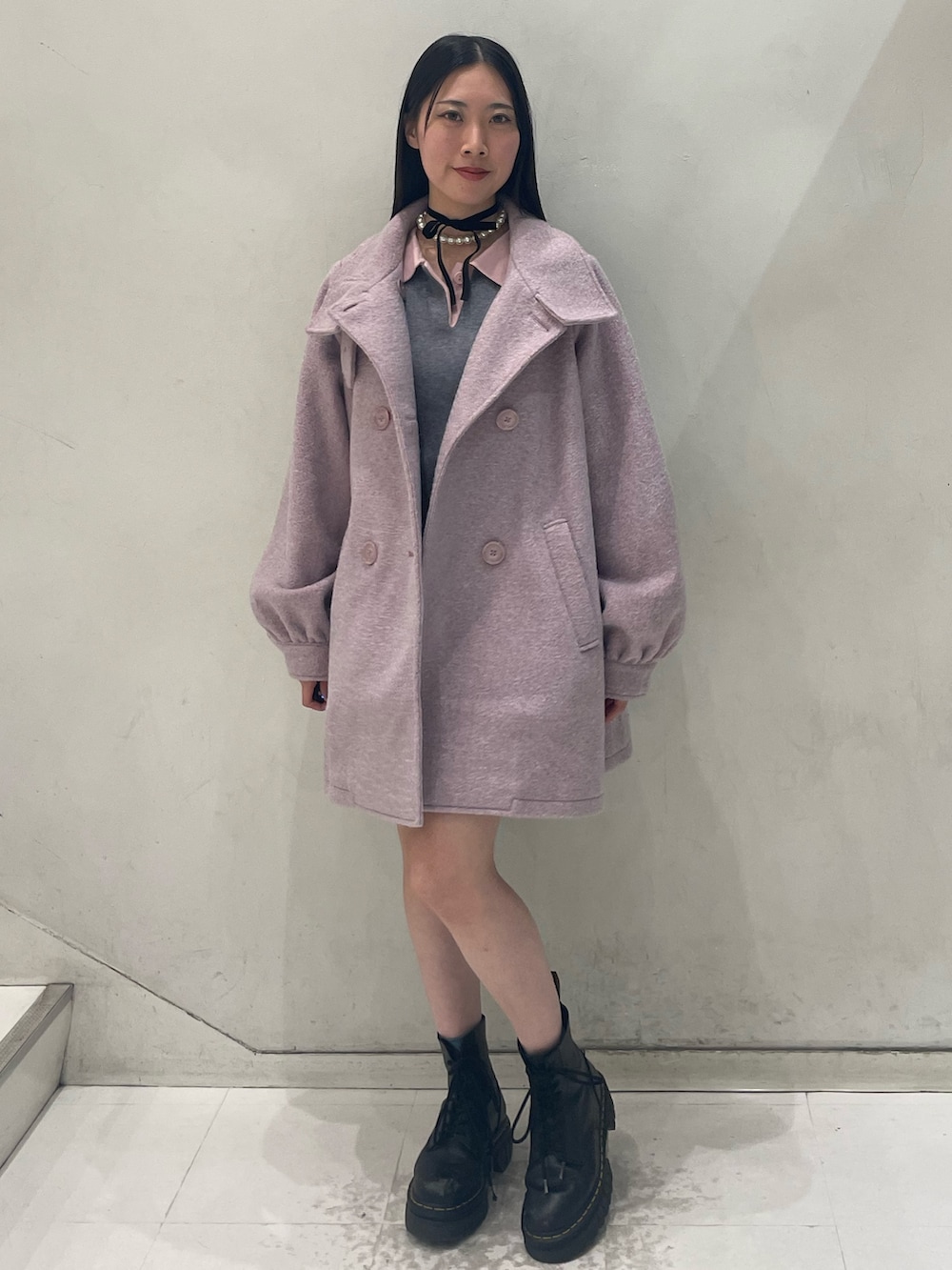 ピンク系のその他アウター、グレー系のワンピース、ブラック系のチョーカーを着用したレディースの秋コーディネートの2枚目の写真