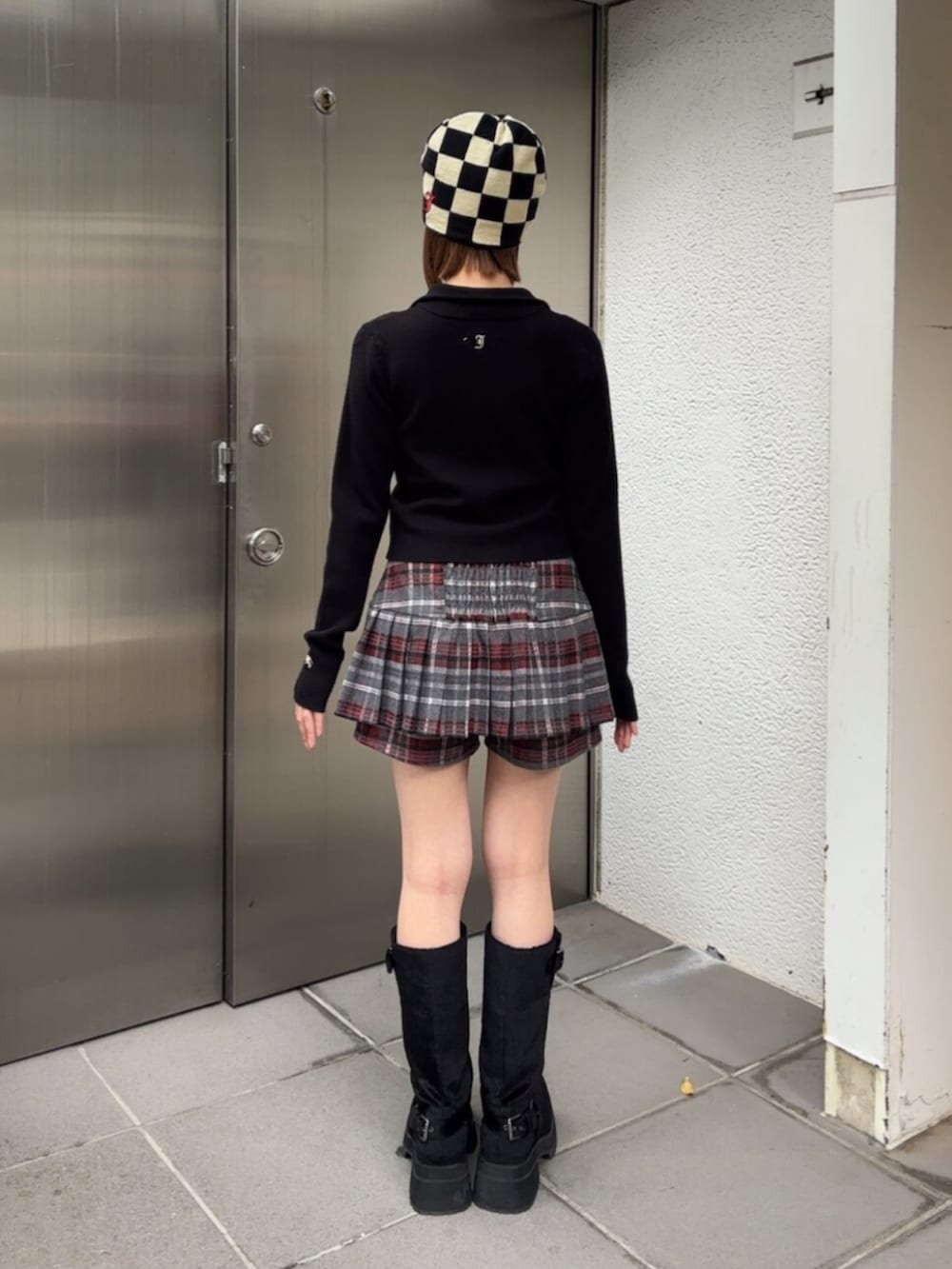 ブラック系のブーツ、グレー系のその他パンツ、ブラック系のカーディガン/ボレロを着用したレディースの秋コーディネートの4枚目の写真