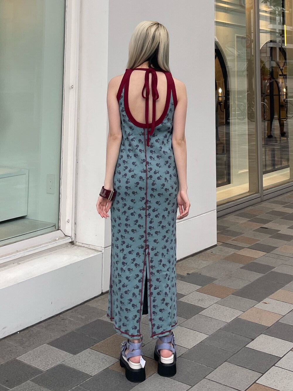 ブルー系のワンピース、パープル系のサンダル、レッド系のサングラスを着用したレディースの夏コーディネートの4枚目の写真