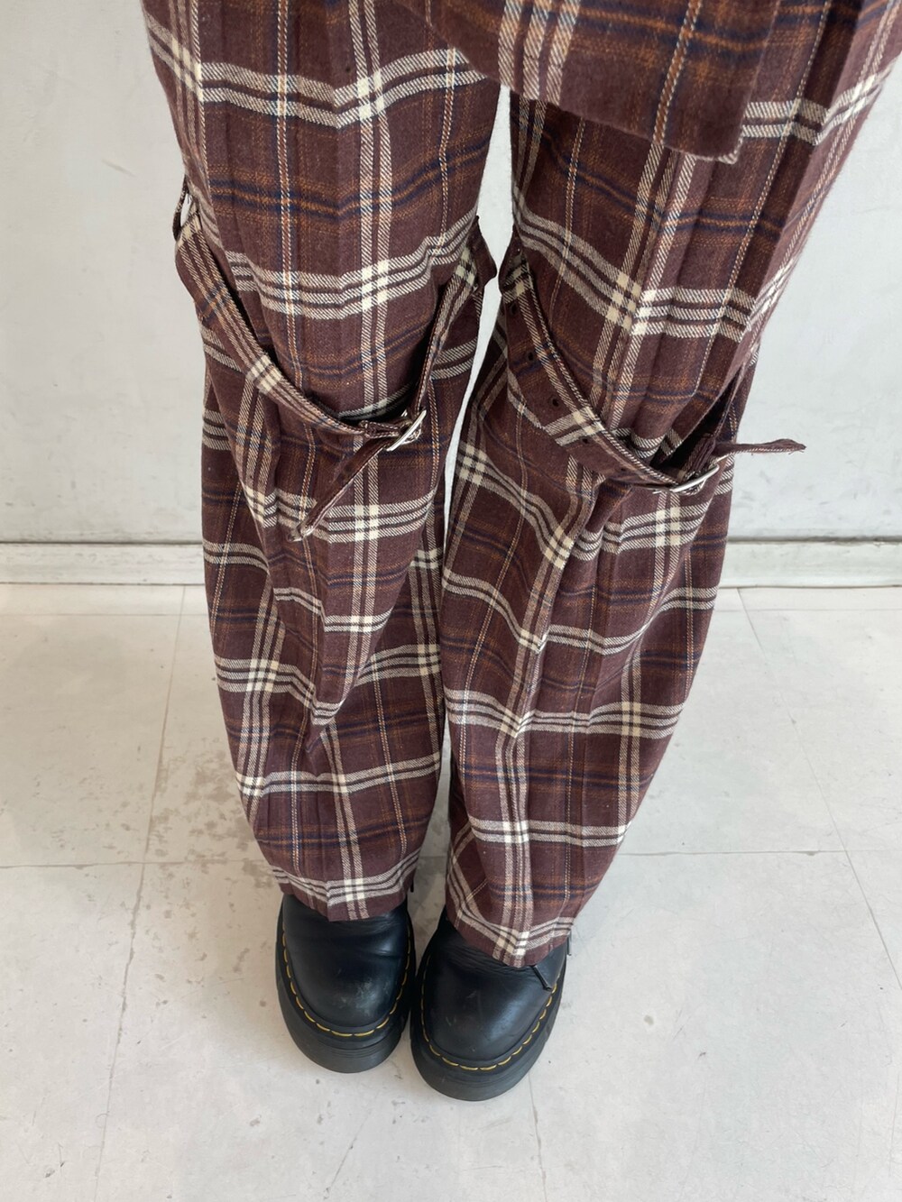 ブルー系のニット/セーター、パープル系のニット/セーター、ブラウン系のその他パンツを着用したレディースの秋コーディネートの7枚目の写真