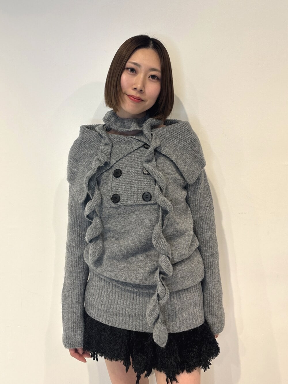 グリーン系のサンダル、グレー系のワンピース、グレー系のレッグウォーマーを着用したレディースの秋コーディネートの5枚目の写真