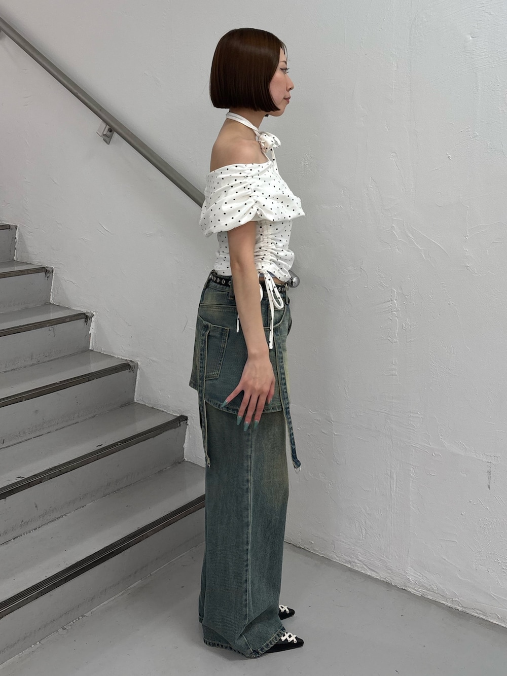 ブルー系のデニムパンツ、ブラック系のパンプス、ホワイト系のTシャツ/カットソーを着用したレディースの夏コーディネートの3枚目の写真