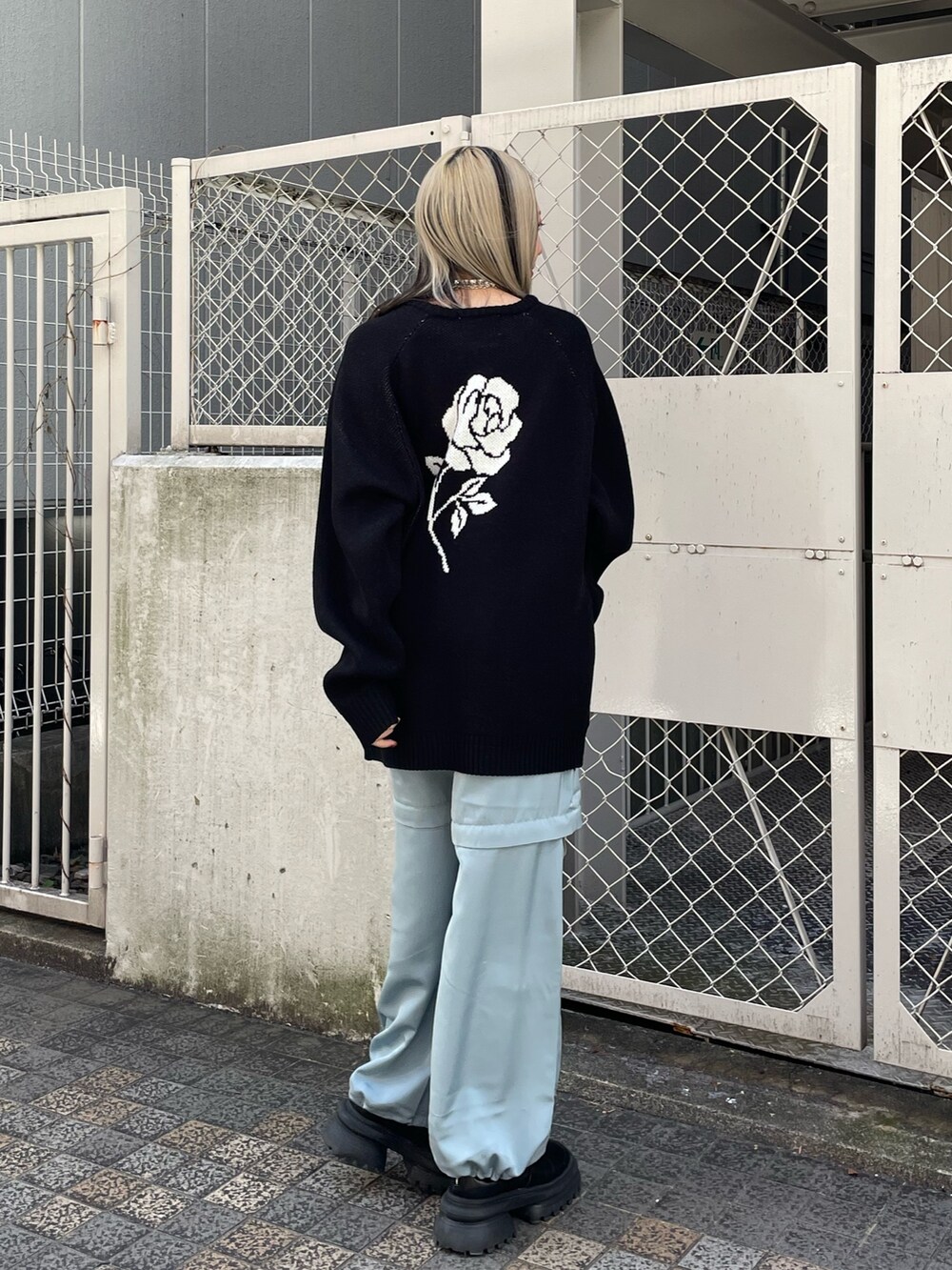 ブルー系のその他パンツ、ブラック系のニット/セーター、シルバー系のネックレスを着用したレディースの冬コーディネートの3枚目の写真