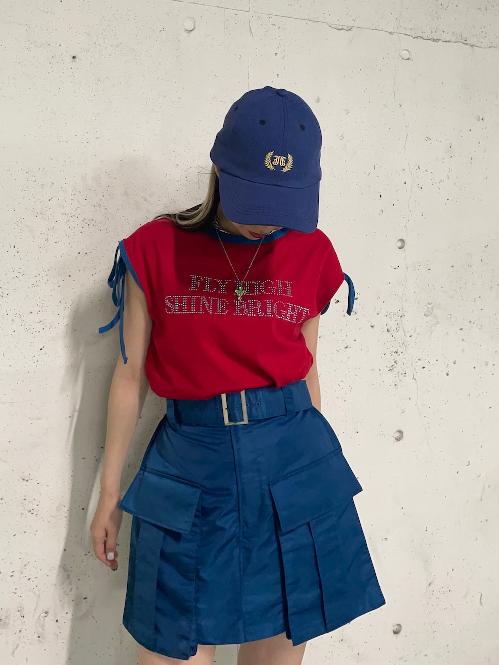 ブルー系のその他パンツ、レッド系のTシャツ/カットソー、ブラック系のブーツを着用したレディースの夏コーディネートの4枚目の写真