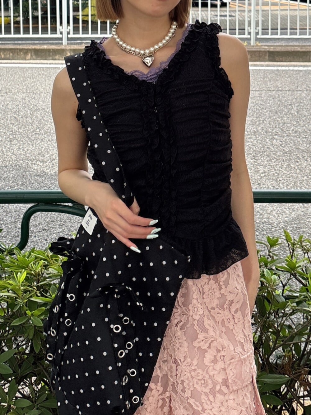ブラック系のサンダル、ブラック系のTシャツ/カットソー、ピンク系のその他パンツを着用したレディースの夏コーディネートの7枚目の写真