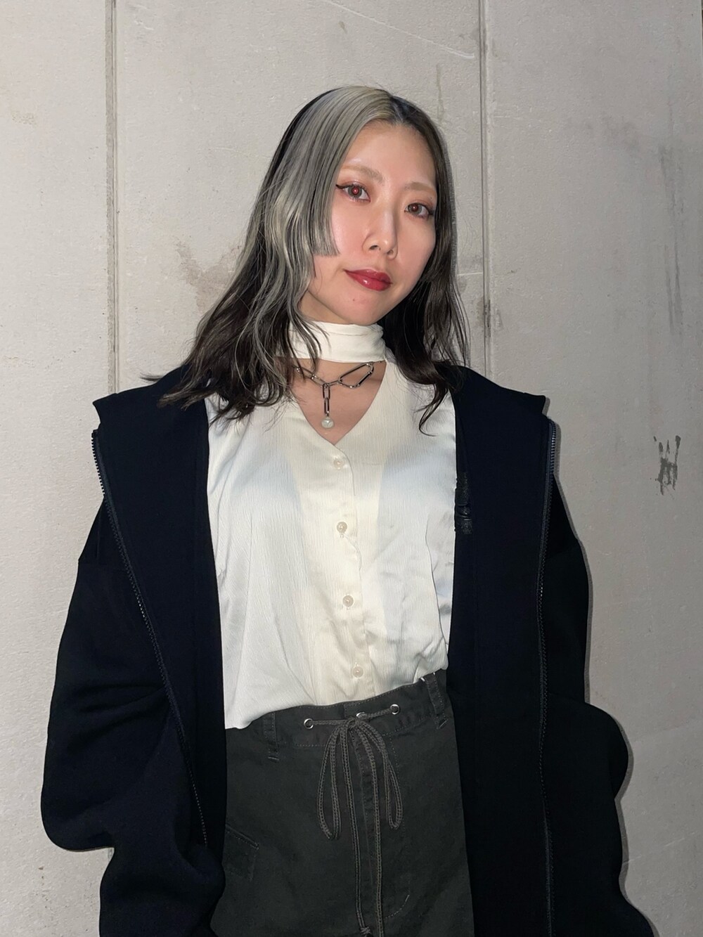 ブラック系のスカート、ブラック系のパーカー、ホワイト系のシャツ/ブラウスを着用したレディースの冬コーディネートの5枚目の写真