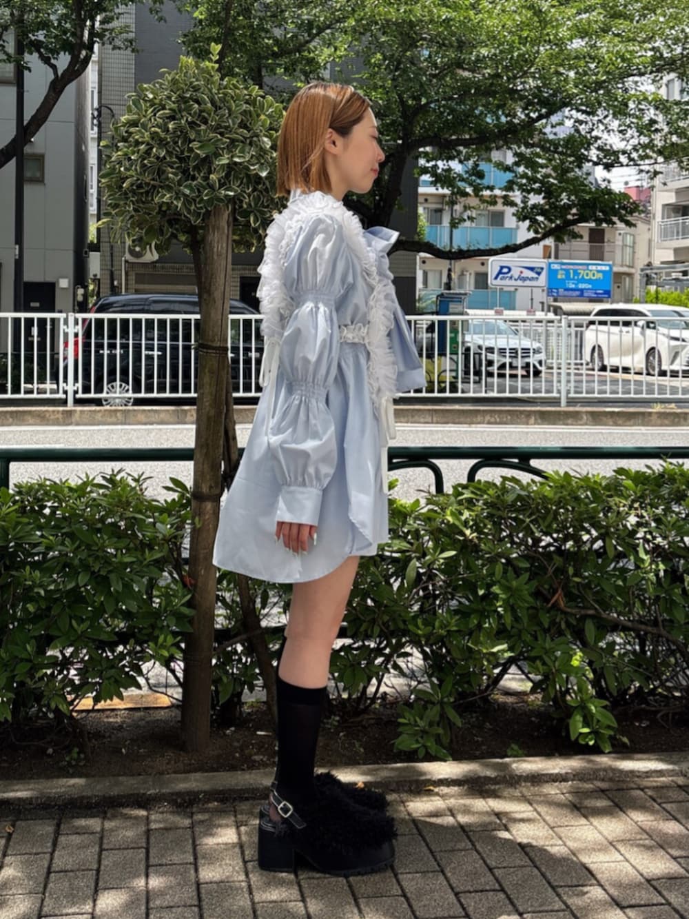 ブラック系のサンダル、ブルー系のシャツ/ブラウス、ホワイト系のベルトを着用したレディースの夏コーディネートの2枚目の写真