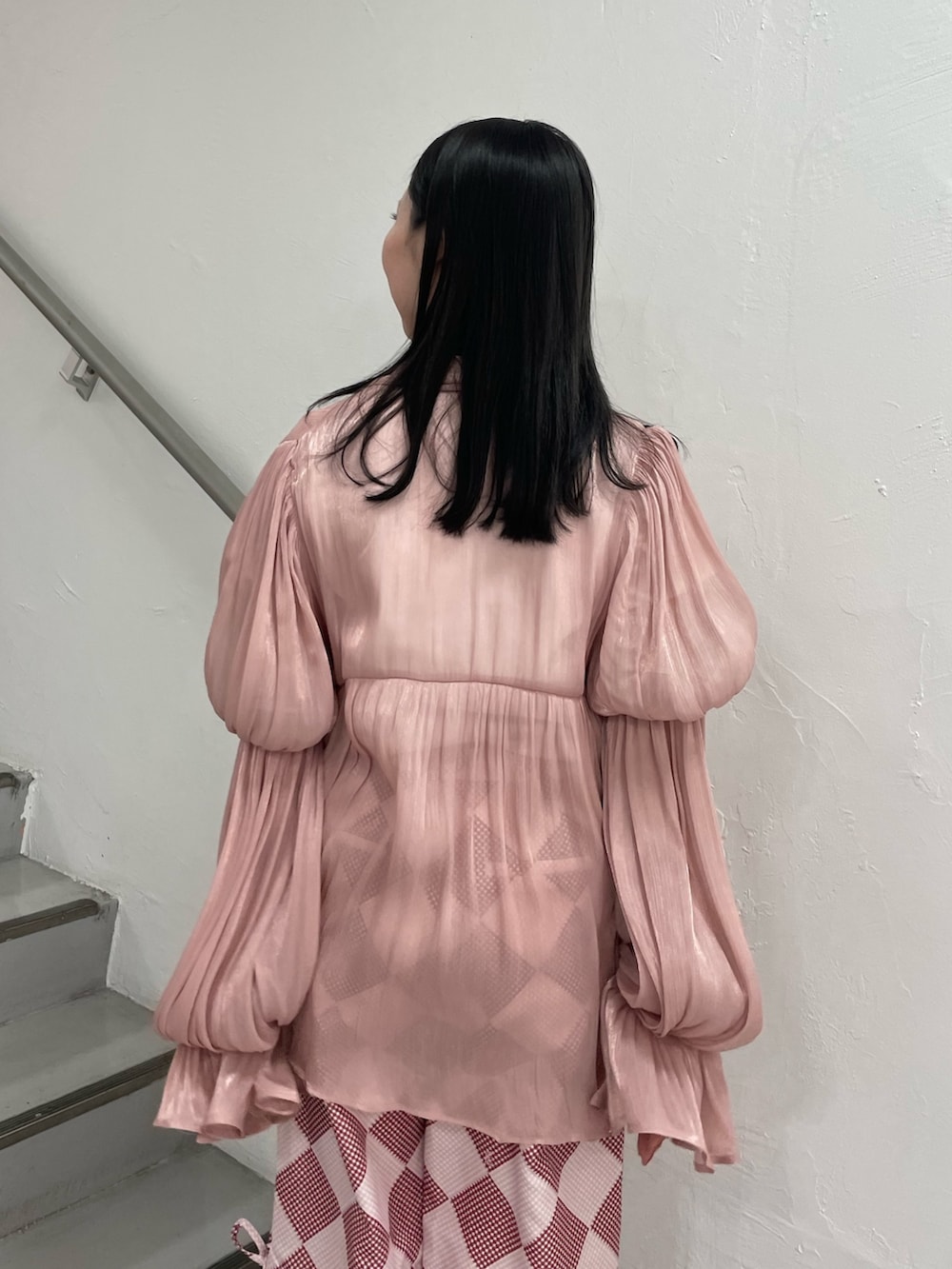 ピンク系のシャツ/ブラウス、ピンク系のその他パンツ、ホワイト系のTシャツ/カットソーを着用したレディースの春コーディネートの6枚目の写真