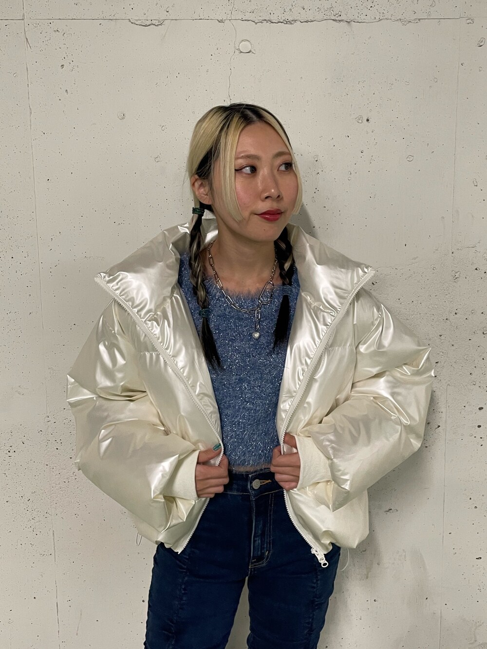 「jouetie、jouetiefashionista、jouetie_ootd、jouetieコーデ、ジュエティ、ジュエティ(jouetie)、ジュエティコーデ、メタリックカラー、ダウンジャケット、フレアパンツ、ショート丈トップス、Dr.Martens、デニムパンツ、ラメニット、大人カジュアル」｜「jouetieのギャザーフレアパンツ（その他パンツ、ブルー系）」を使った、RINOさん（レディース・156cm）の冬コーディネートの5枚目の写真