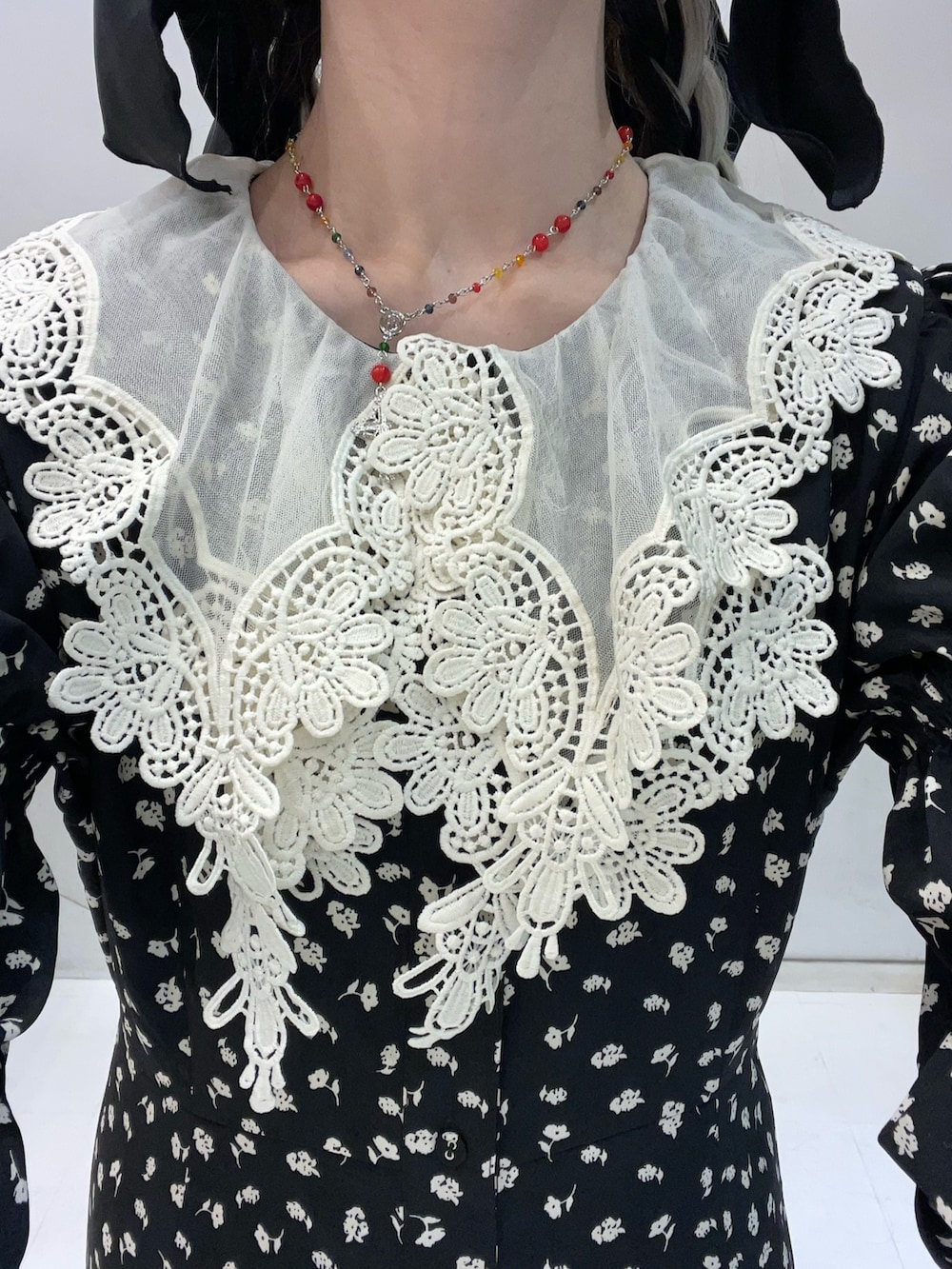 ブラック系のワンピース、シルバー系のネックレス、ブラック系のバレッタ/ヘアクリップを着用したレディースの秋コーディネートの9枚目の写真