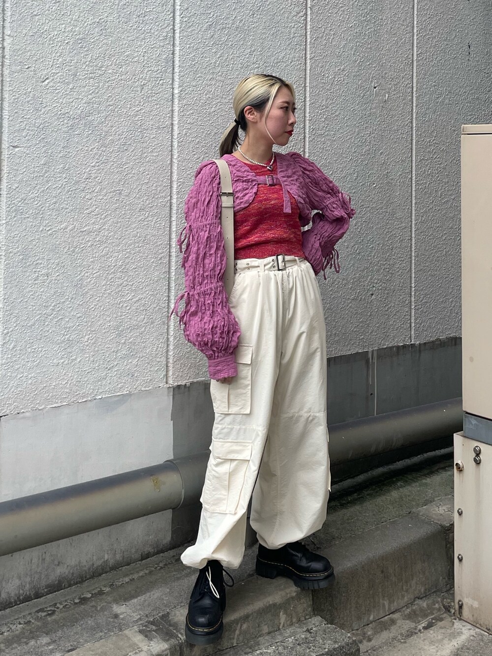 ホワイト系のその他パンツ、ピンク系のタンクトップ、ホワイト系のショルダーバッグを着用したレディースの春コーディネートの2枚目の写真