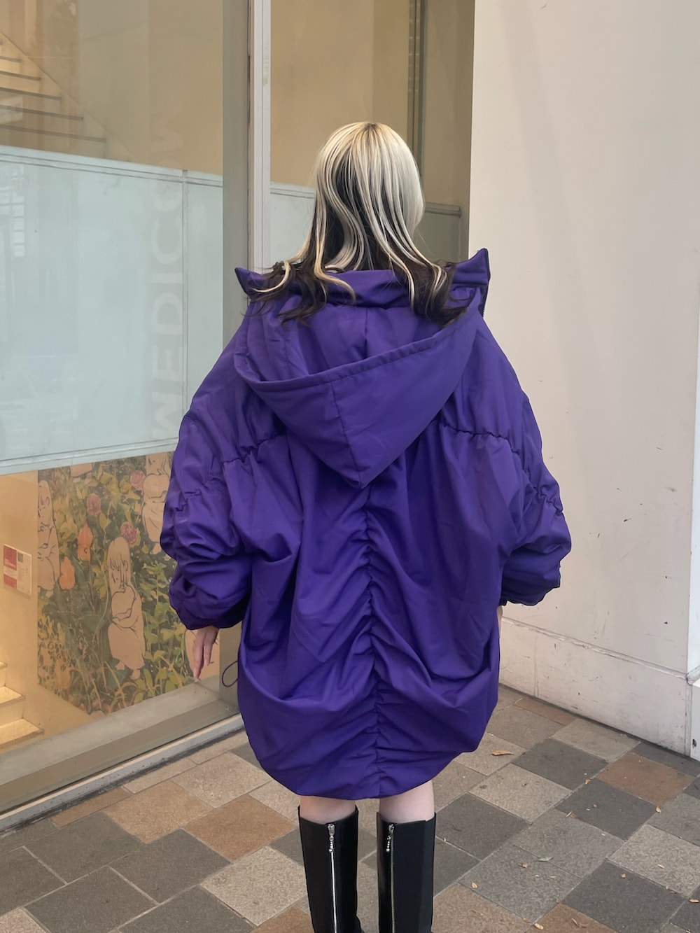 グリーン系のTシャツ/カットソー、その他のショルダーバッグ、ブラック系のその他パンツを着用したレディースの秋コーディネートの7枚目の写真