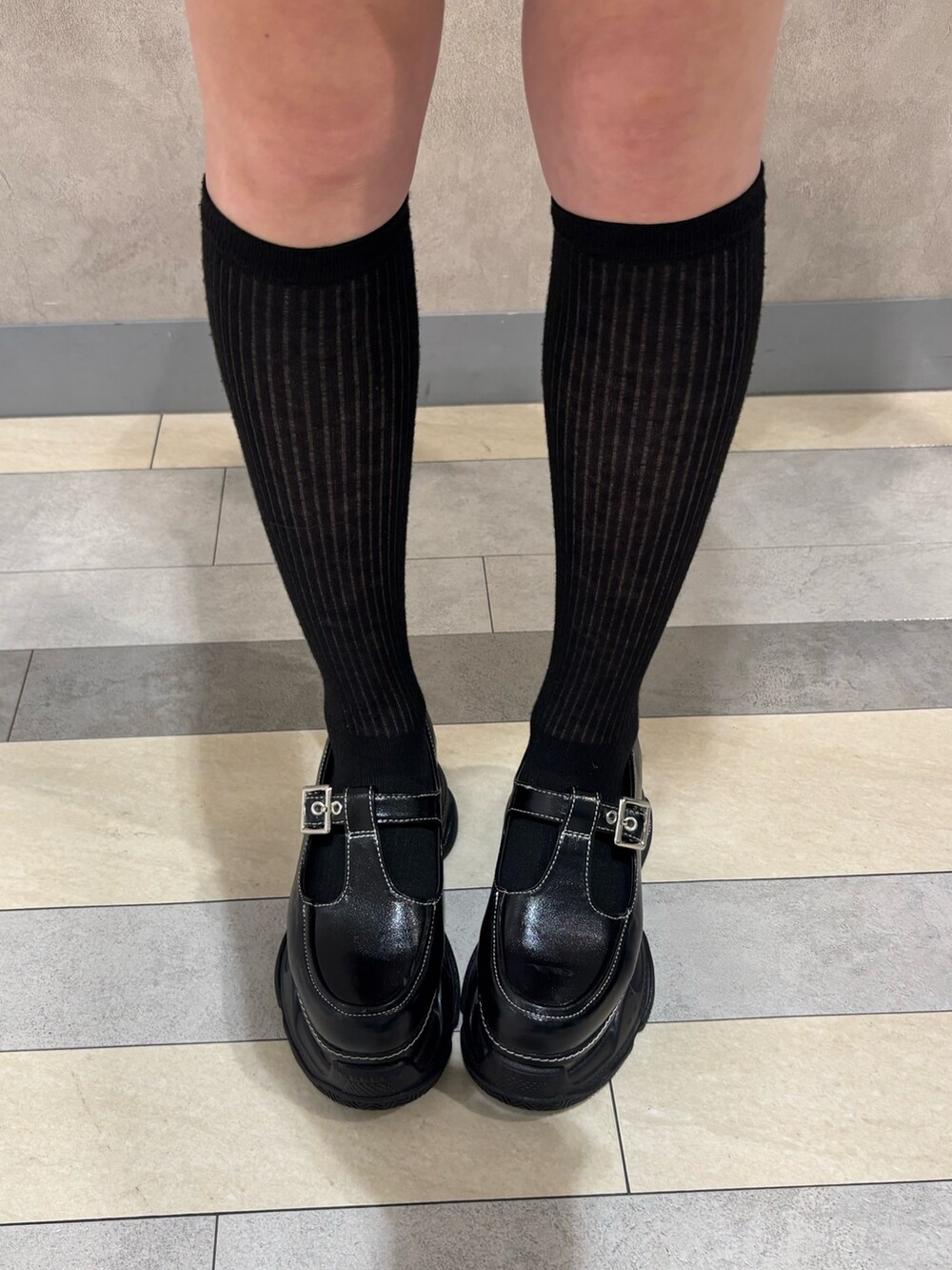 ブルー系のワンピース、ブラック系のハンドバッグ、ブラック系のローファーを着用したレディースの春コーディネートの9枚目の写真