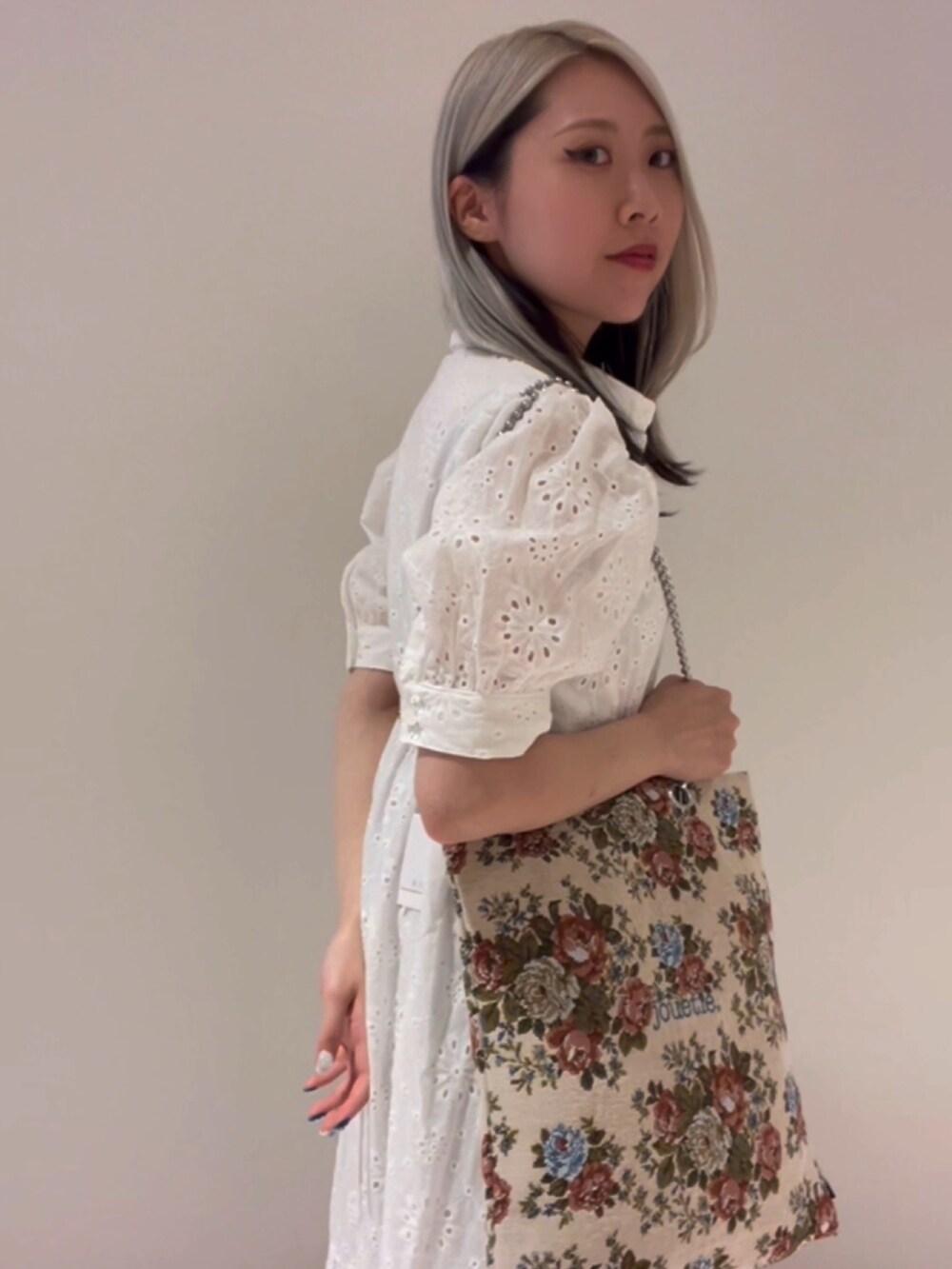 ホワイト系のワンピース、ブルー系のカーゴパンツ、その他のハンドバッグを着用したレディースの夏コーディネートの6枚目の写真