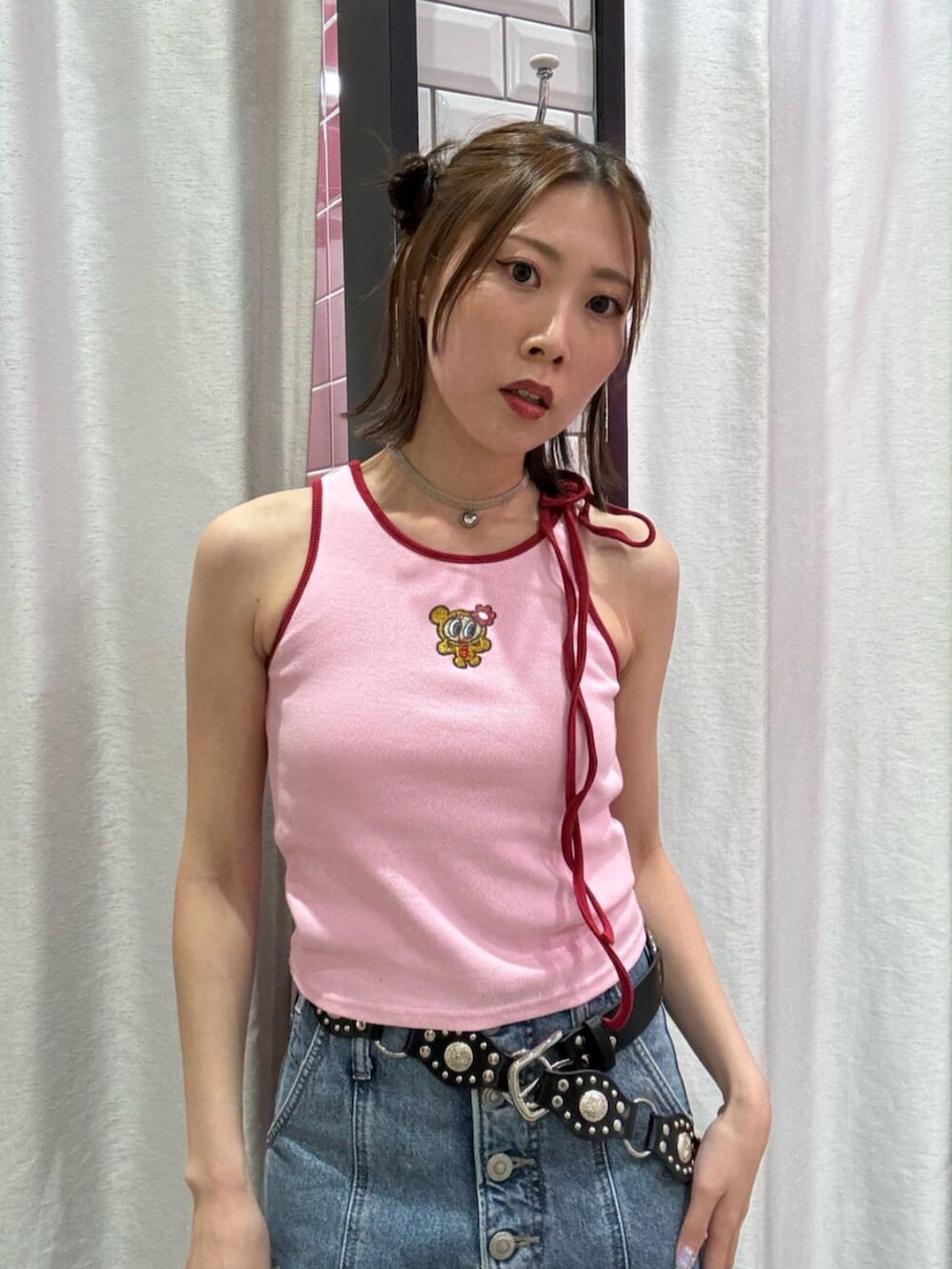 ブルー系のデニムパンツ、ピンク系のキャミソール、ブラック系のパンプスを着用したレディースの夏コーディネートの6枚目の写真
