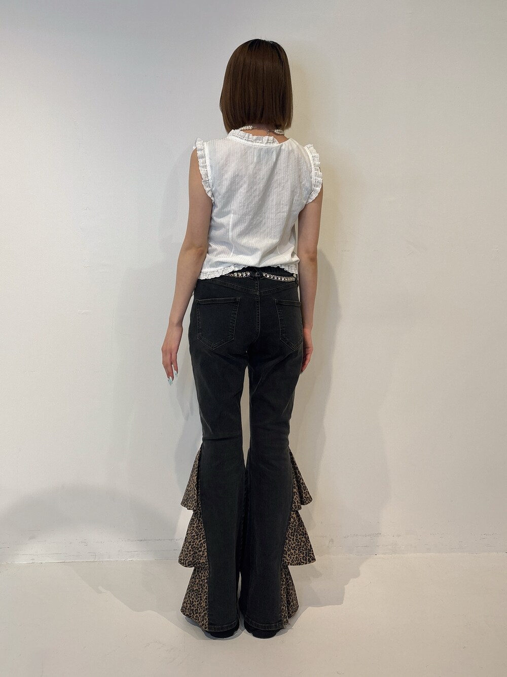 ホワイト系のシャツ/ブラウス、ブラック系のデニムパンツ、シルバー系のベルトを着用したレディースの夏コーディネートの4枚目の写真