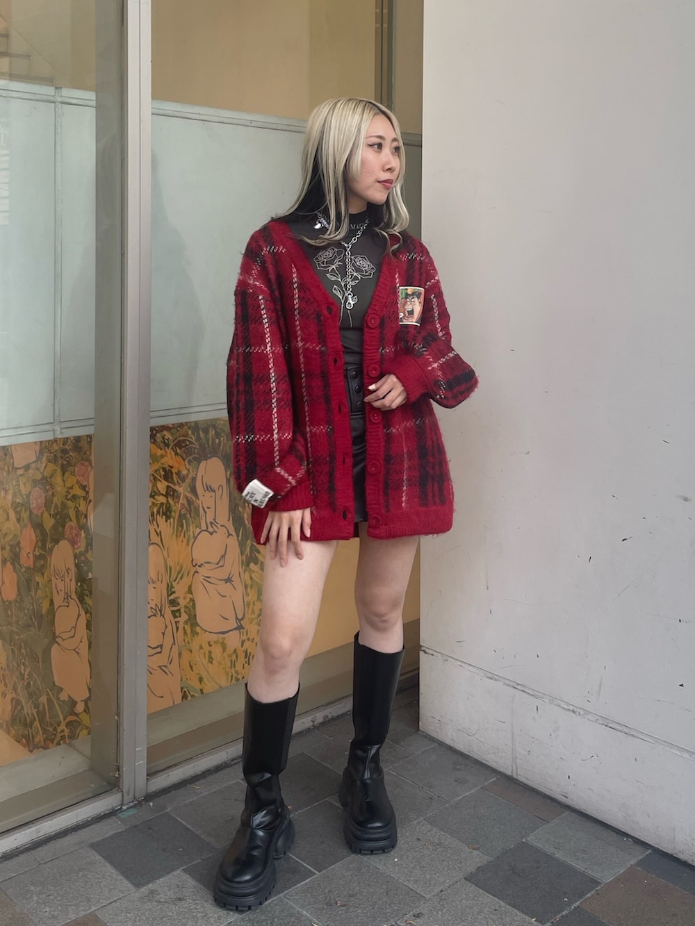 ブラック系のその他パンツ、ブラック系のTシャツ/カットソー、レッド系のカーディガン/ボレロを着用したレディースの秋コーディネートの2枚目の写真