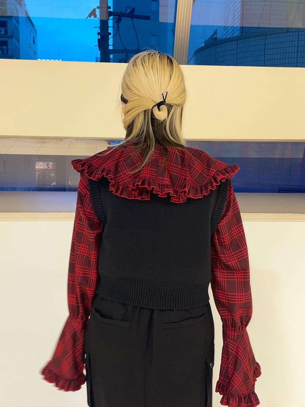 ブラック系のスカート、ブラック系のベスト、レッド系のシャツ/ブラウスを着用したレディースの春コーディネートの7枚目の写真