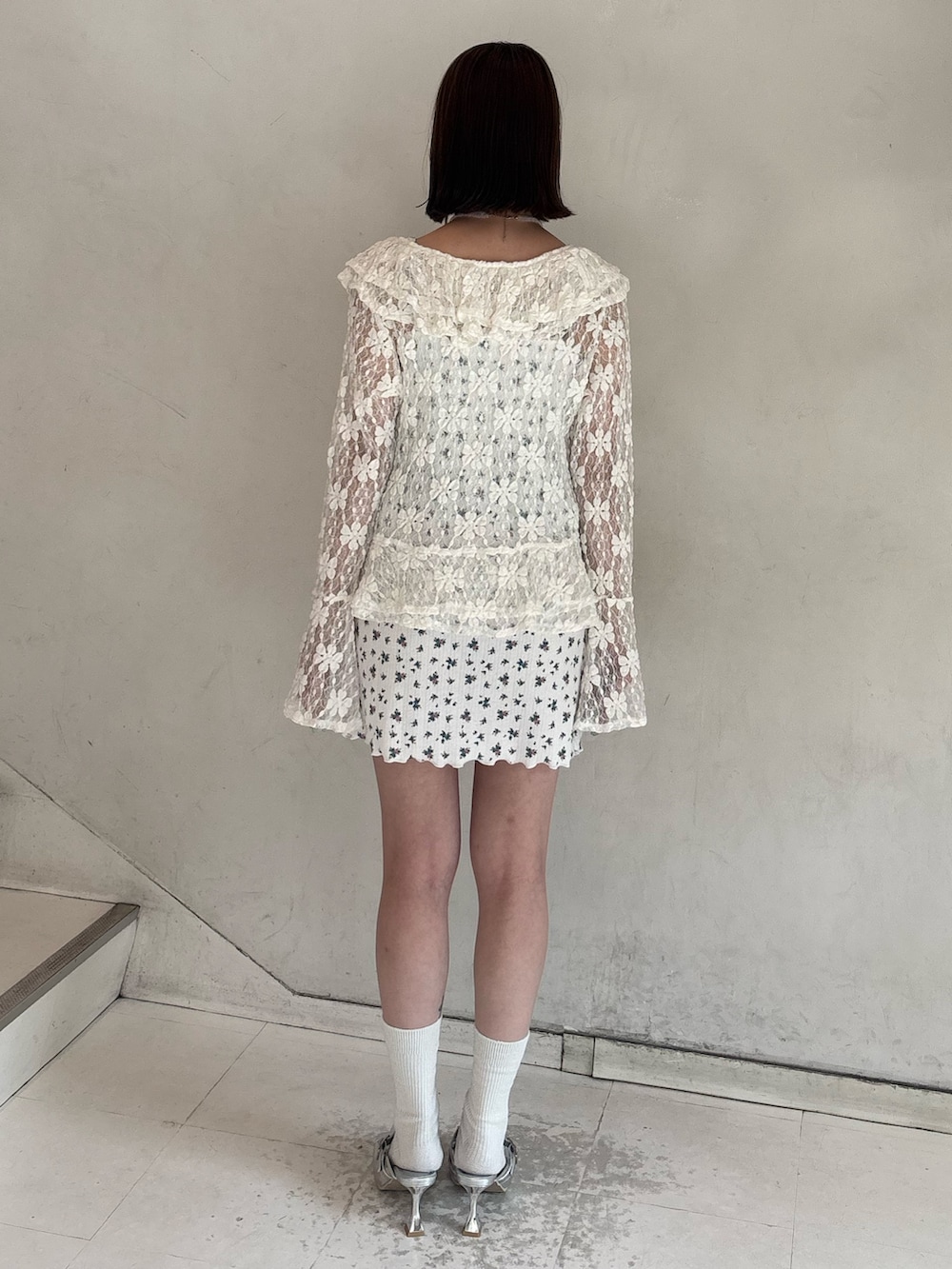 ホワイト系のワンピース、ホワイト系のシャツ/ブラウス、シルバー系のパンプスを着用したレディースの夏コーディネートの4枚目の写真