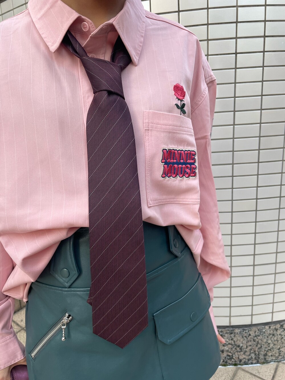 ブルー系のその他パンツ、レッド系のMA-1、レッド系のネクタイを着用したレディースの秋コーディネートの8枚目の写真