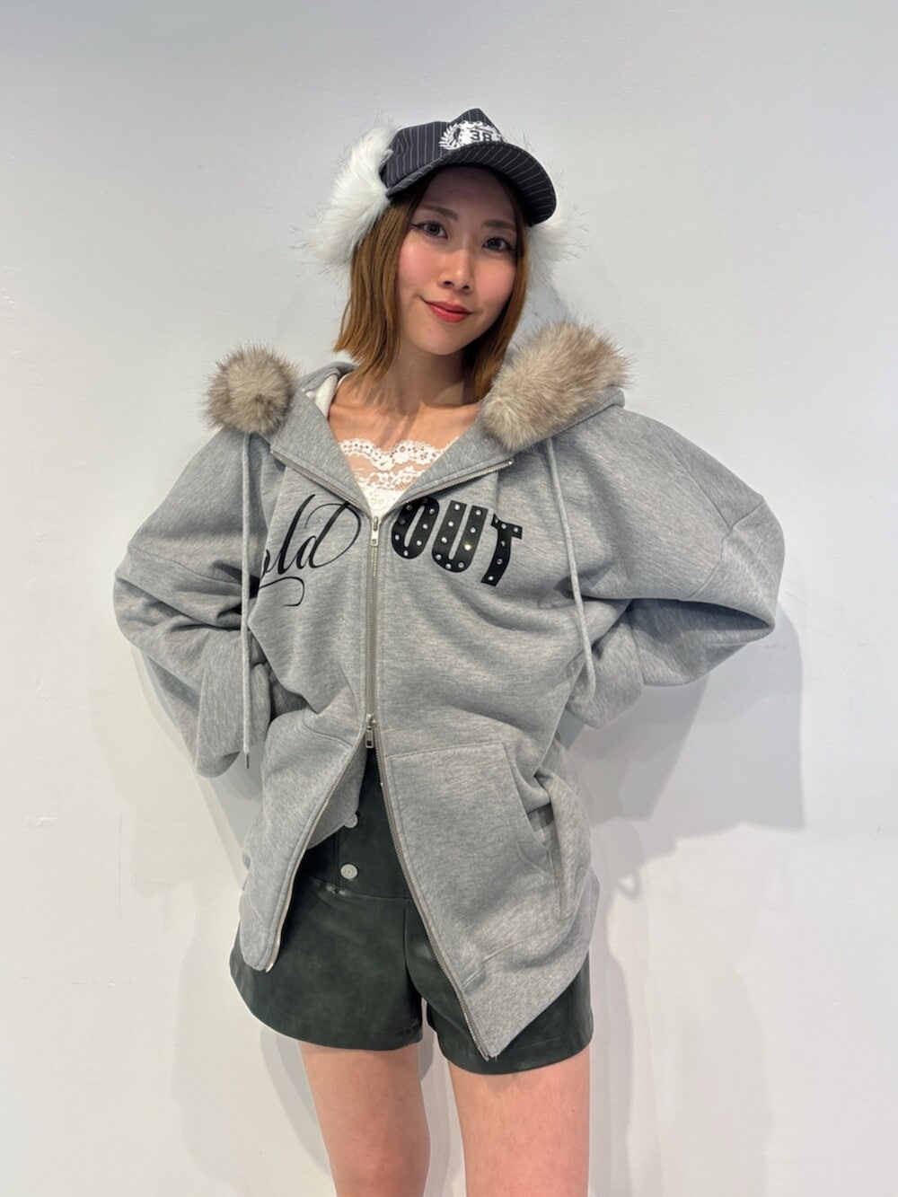 ブラック系のサンダル、グレー系のTシャツ/カットソー、グリーン系のその他パンツを着用したレディースの夏コーディネートの4枚目の写真