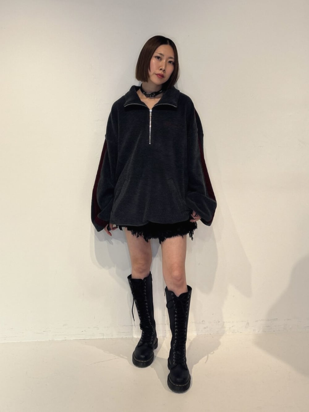 ブラック系のスカート、グレー系のTシャツ/カットソーを着用したレディースの夏コーディネートの2枚目の写真
