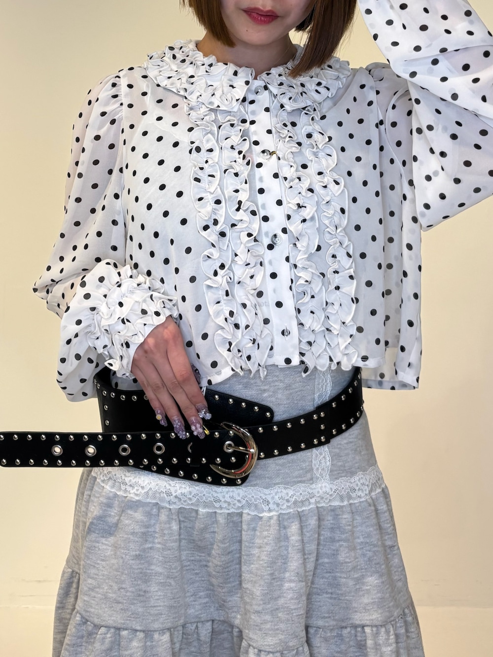 ホワイト系のシャツ/ブラウス、グレー系のワンピース、ブラック系のブーツを着用したレディースの冬コーディネートの6枚目の写真